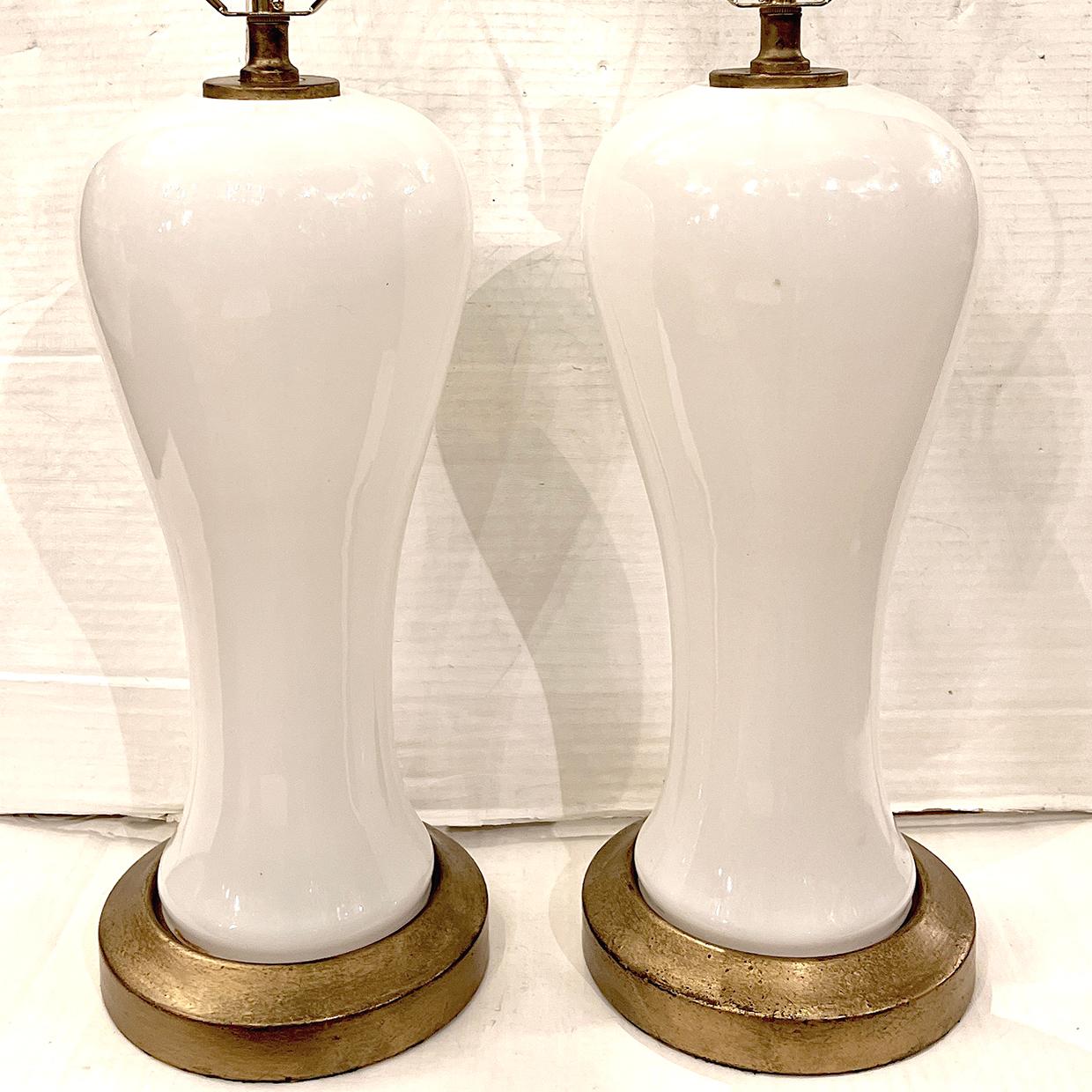 Paire de lampes françaises en verre opalin Bon état - En vente à New York, NY