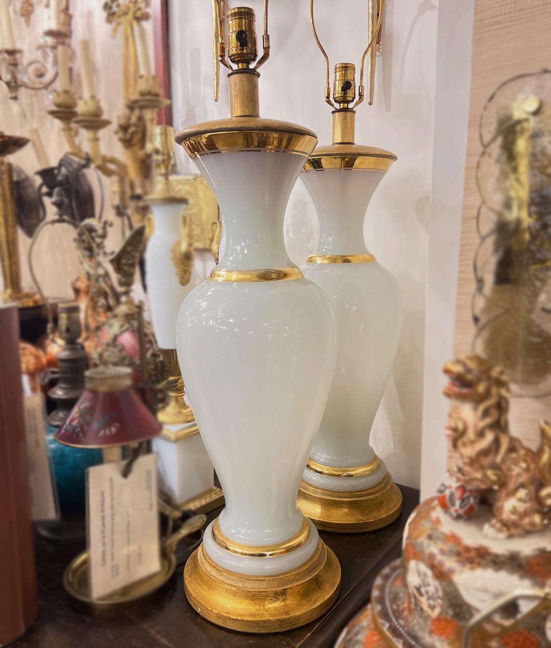 Paire de lampes de bureau françaises en opaline Bon état - En vente à New York, NY