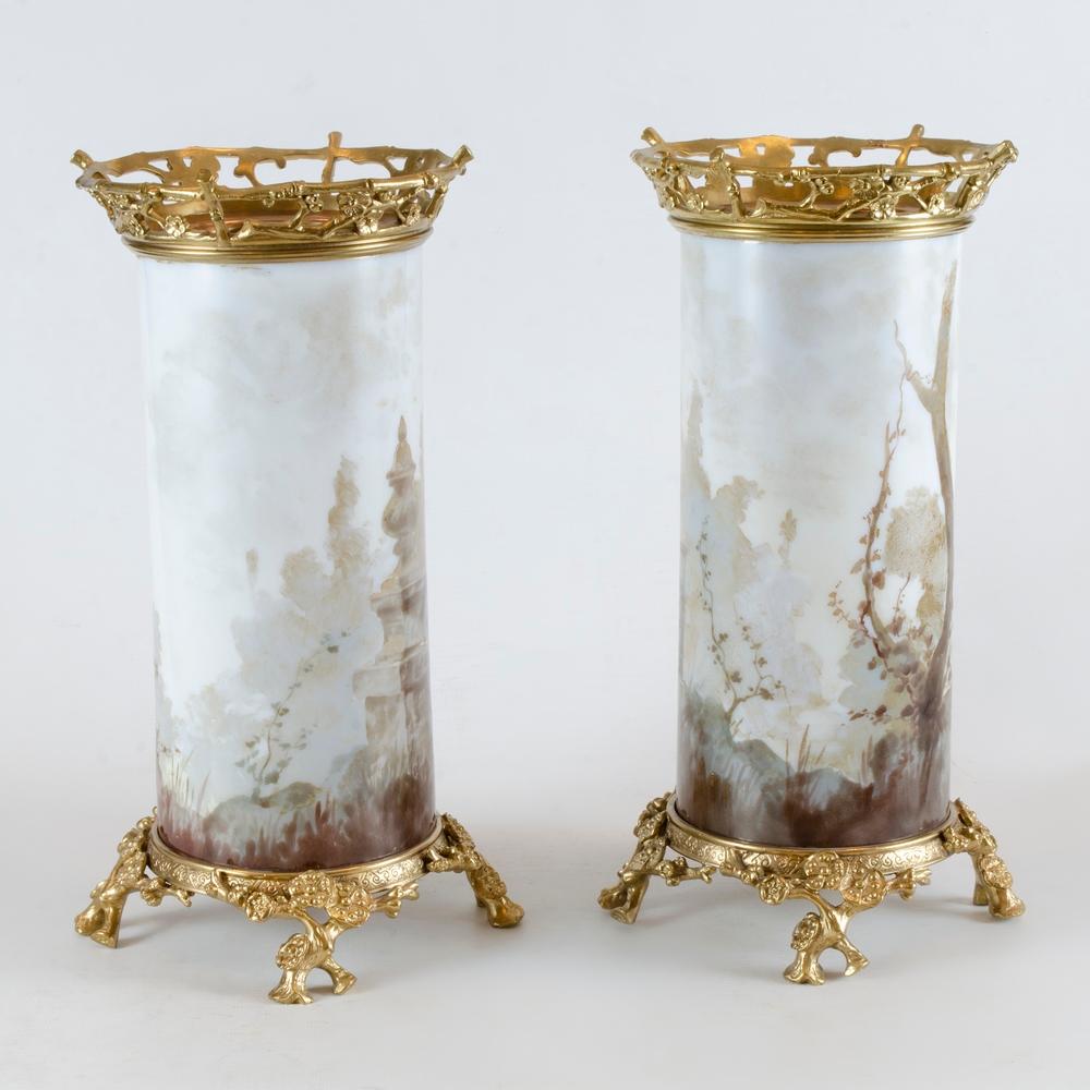 Paire de vases en opaline avec une base en bronze et des poignées de style japonais. L'intérieur du vase porte le cachet original de Baccarat.
Excellent état ( pas de fissures ni de cassures)

Mesures :
H 31.5
D 16.5.
 
