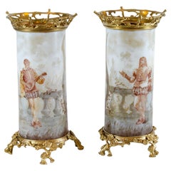 Paire de vases français en opaline de Baccarat et bronze