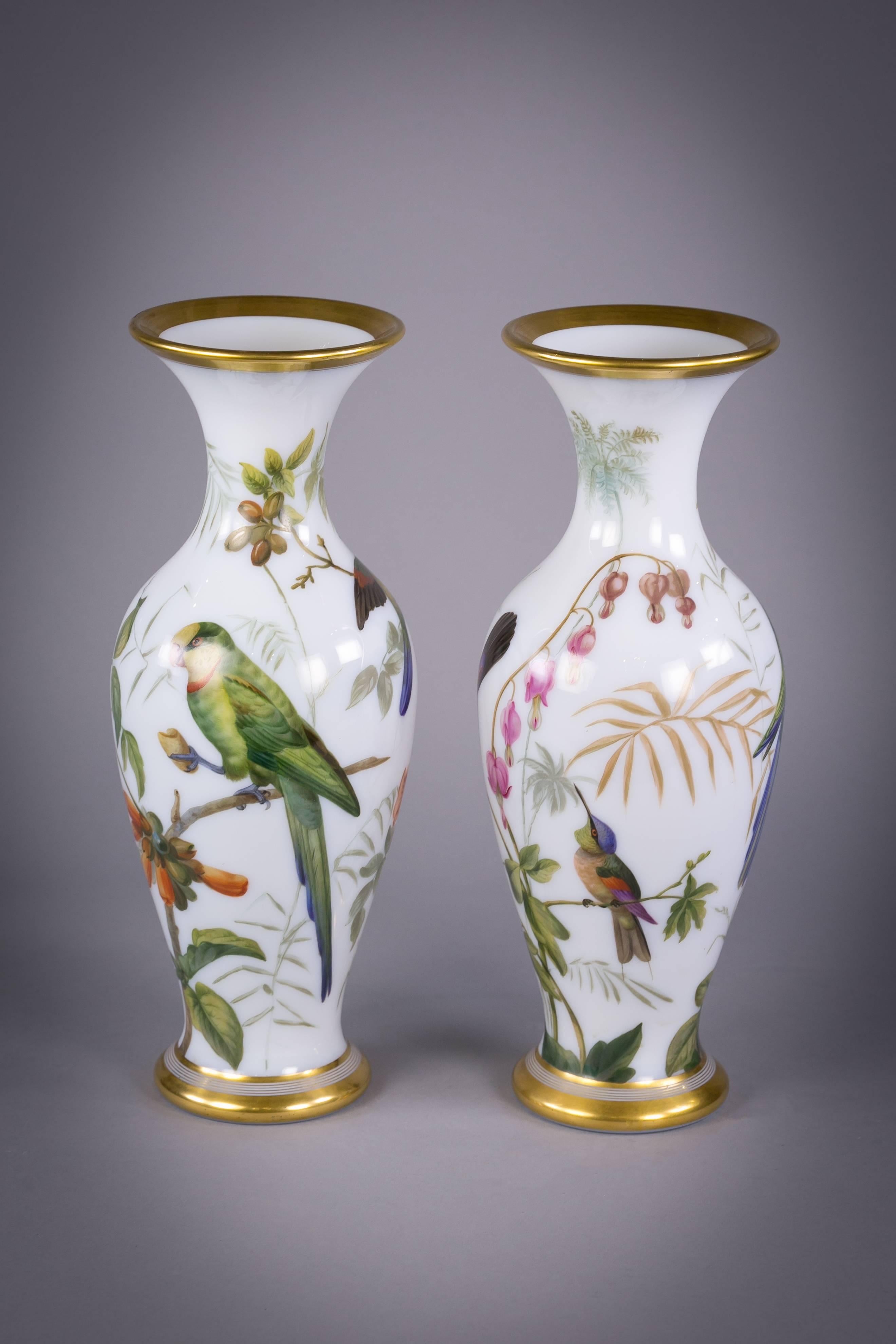 Paar French Opaline Vasen, Baccarat, um 1835 (Französisch) im Angebot