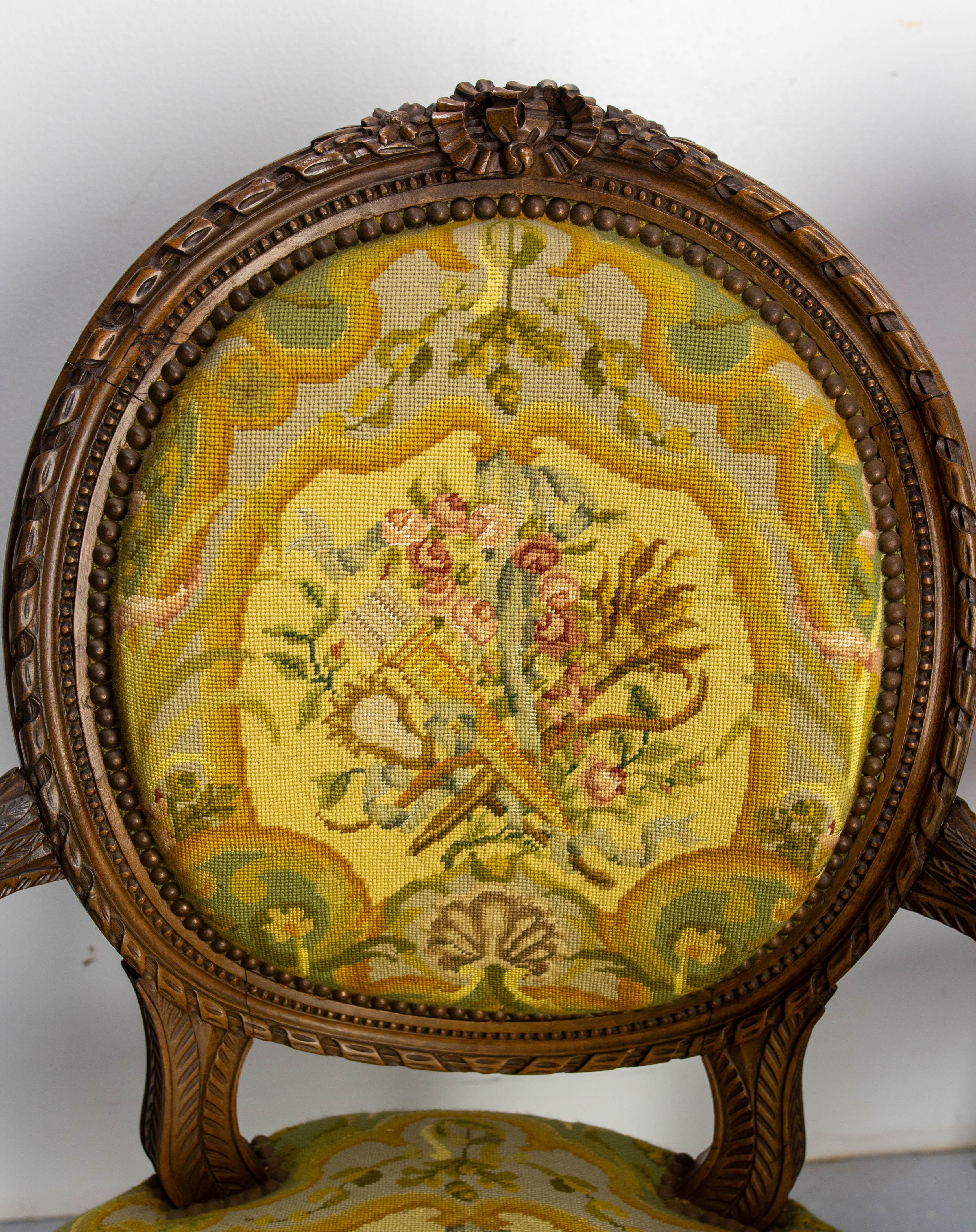 Paire de fauteuils ouverts Louis XVI Fauteuils à médaillon, circa 1900 en vente 3