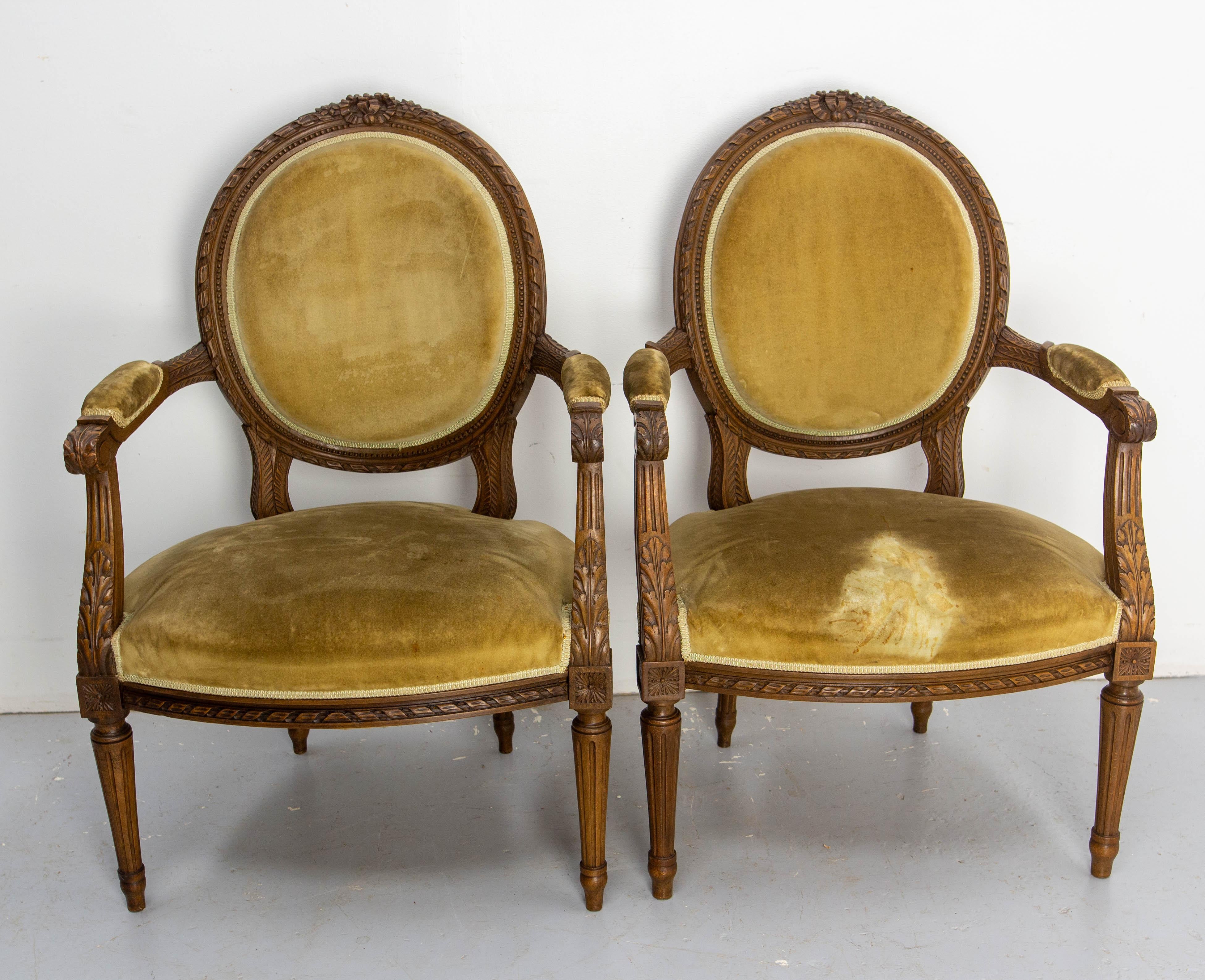 Paire de fauteuils Medaillon de style Louis XVI, fabriqués vers 1900.
Le bois de hêtre est finement sculpté de motifs végétaux typiques du style Louis 16.
La sellerie est géniale mais le tissu doit être changé.
Les cadres sont sains et