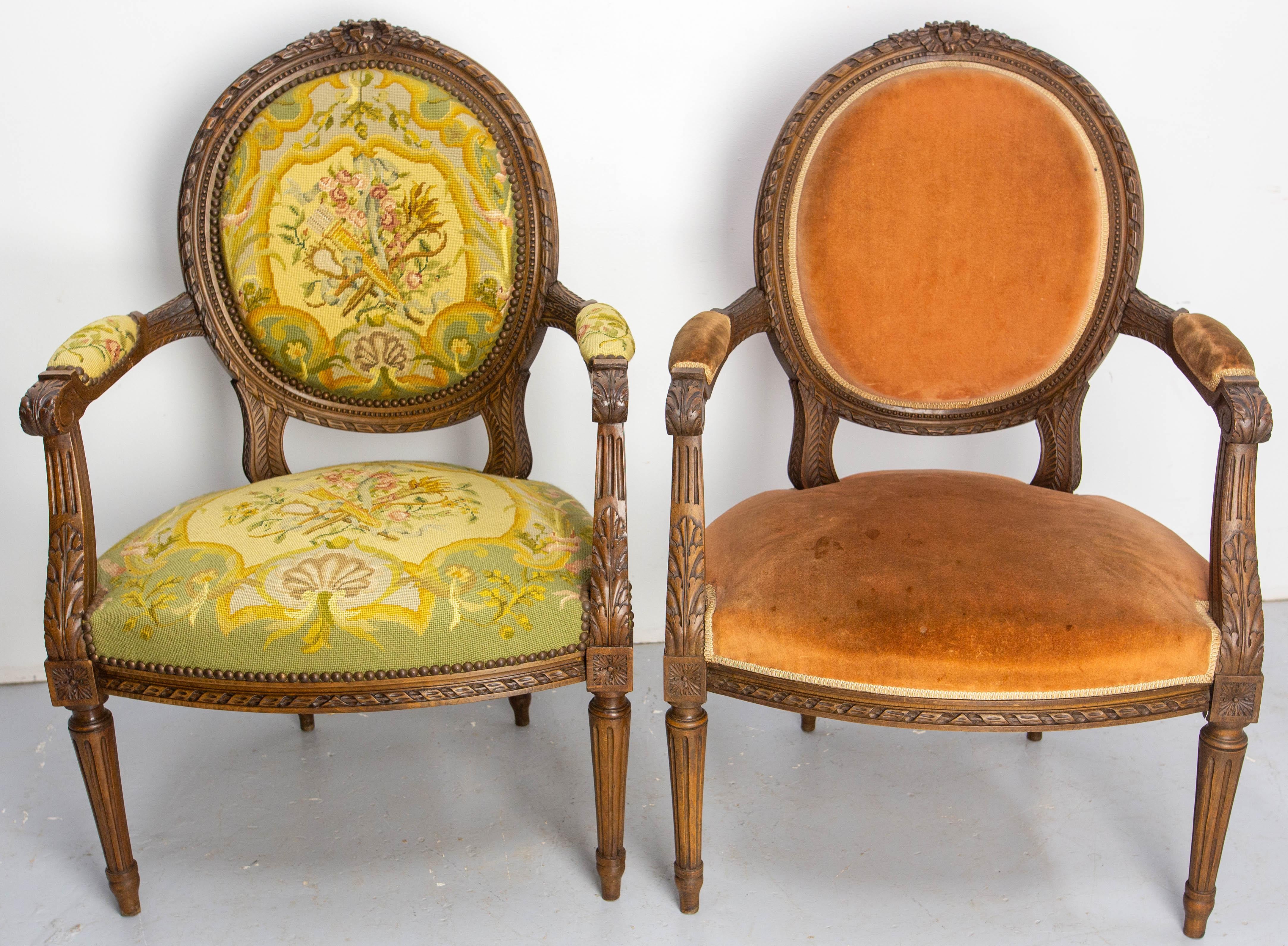 Paire de fauteuils Medaillon de style Louis XVI, fabriqués vers 1900.
Le bois de hêtre est finement sculpté de motifs végétaux typiques du style Louis 16.
La sellerie est en bon état. Le fauteuil recouvert de tapisserie a un tissu qui peut être