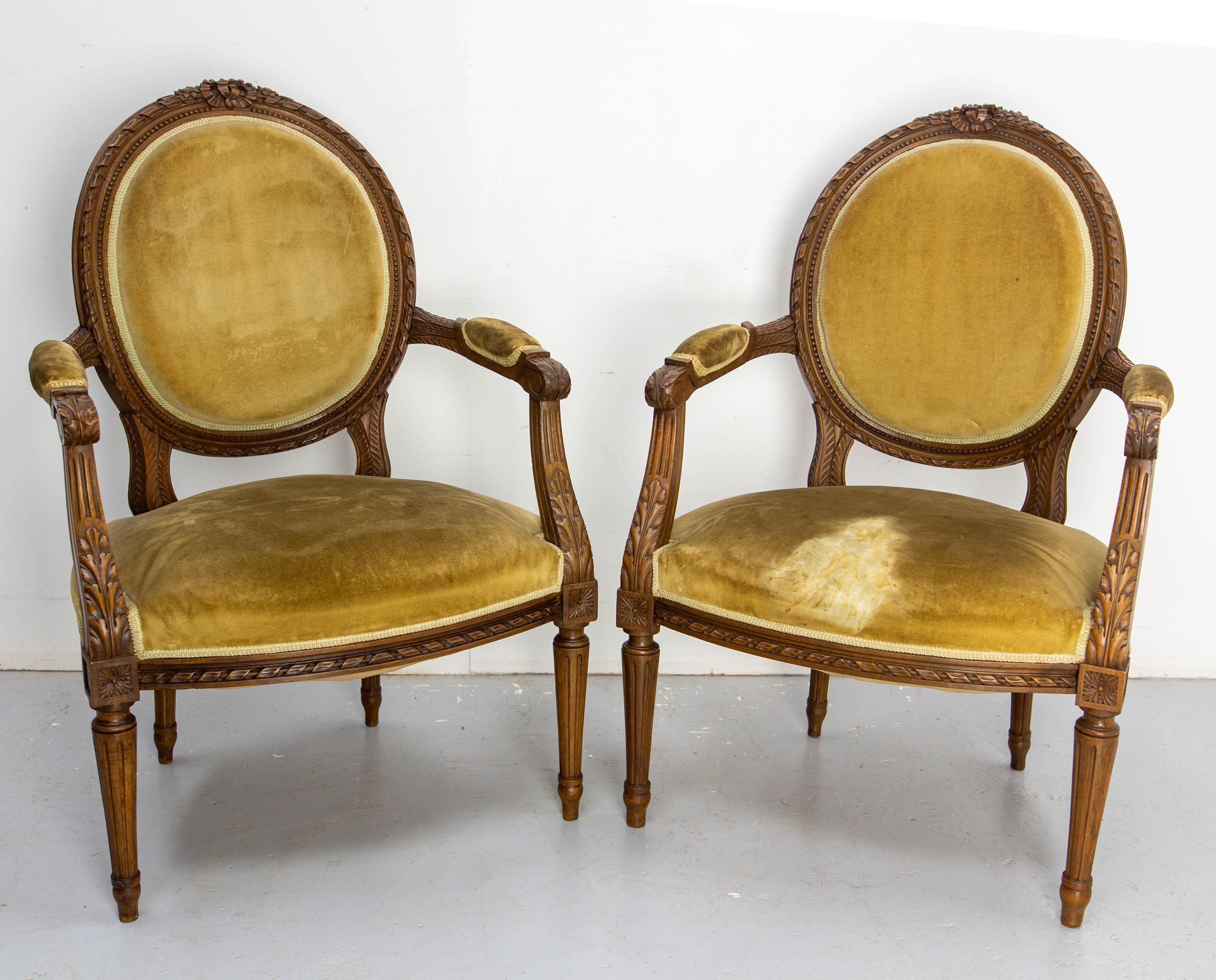 Français Paire de fauteuils ouverts Louis XVI Fauteuils à médaillon, circa 1900 en vente