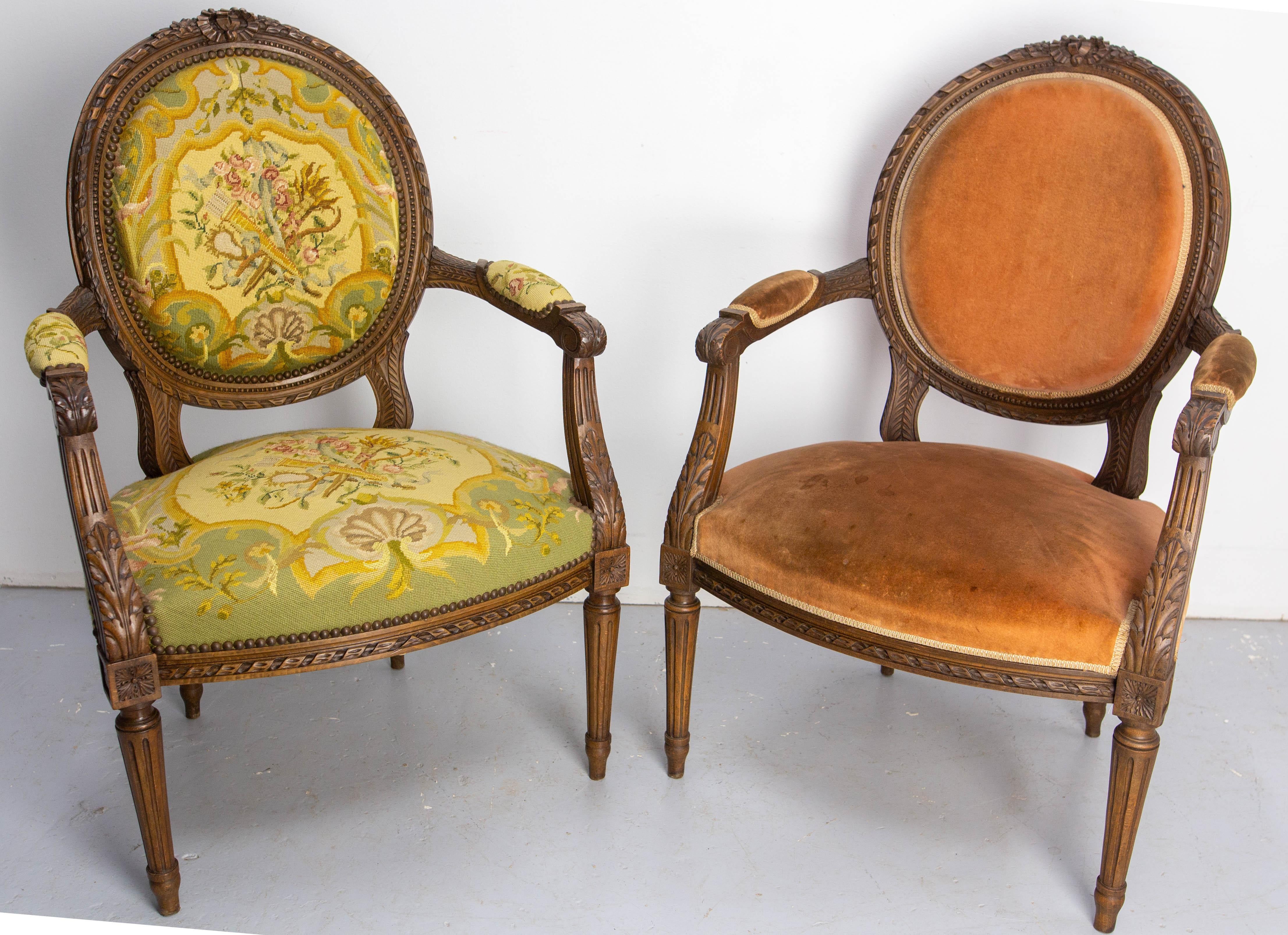 Français Paire de fauteuils ouverts Louis XVI Fauteuils à médaillon, circa 1900 en vente