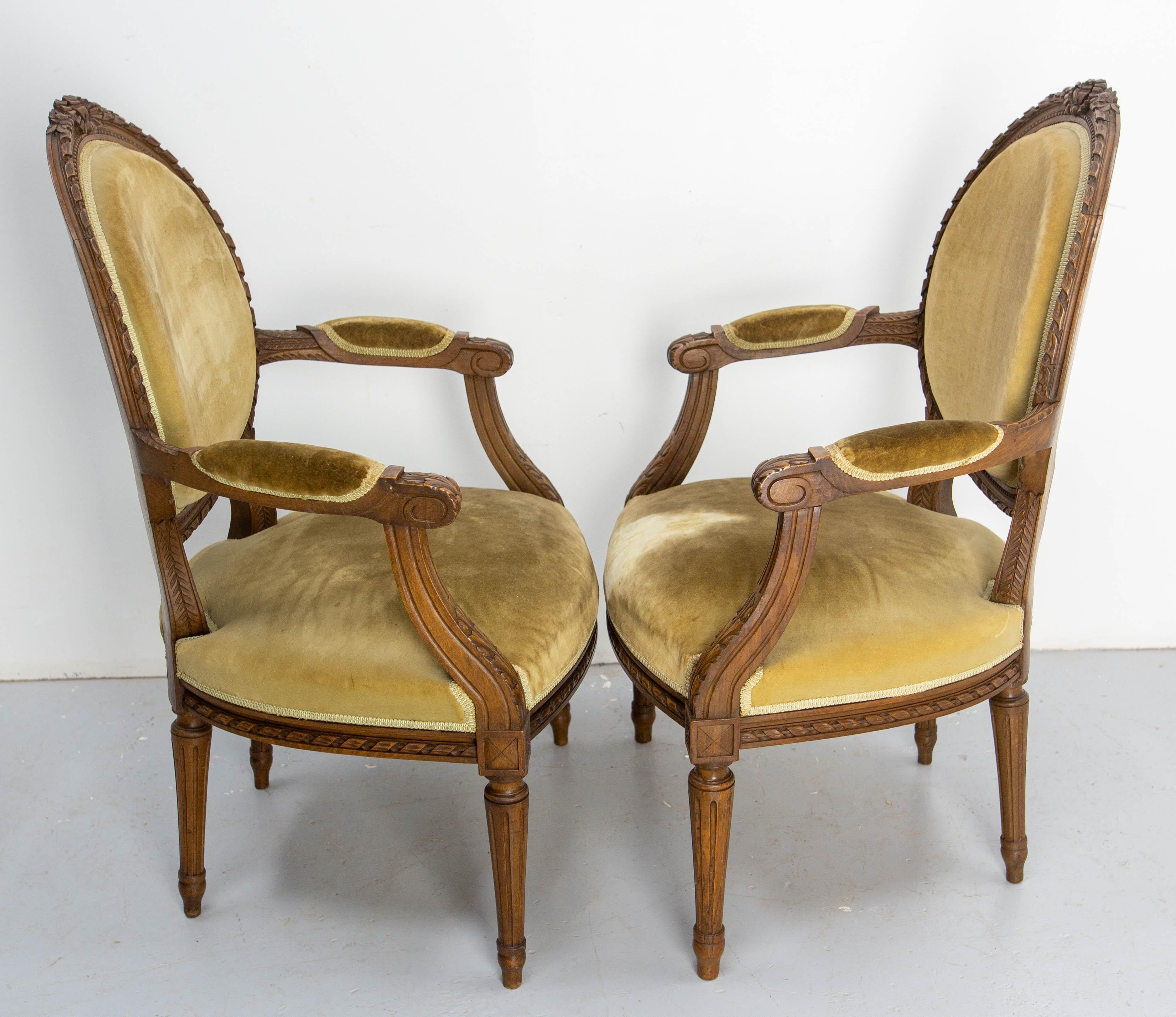 Sculpté à la main Paire de fauteuils ouverts Louis XVI Fauteuils à médaillon, circa 1900 en vente