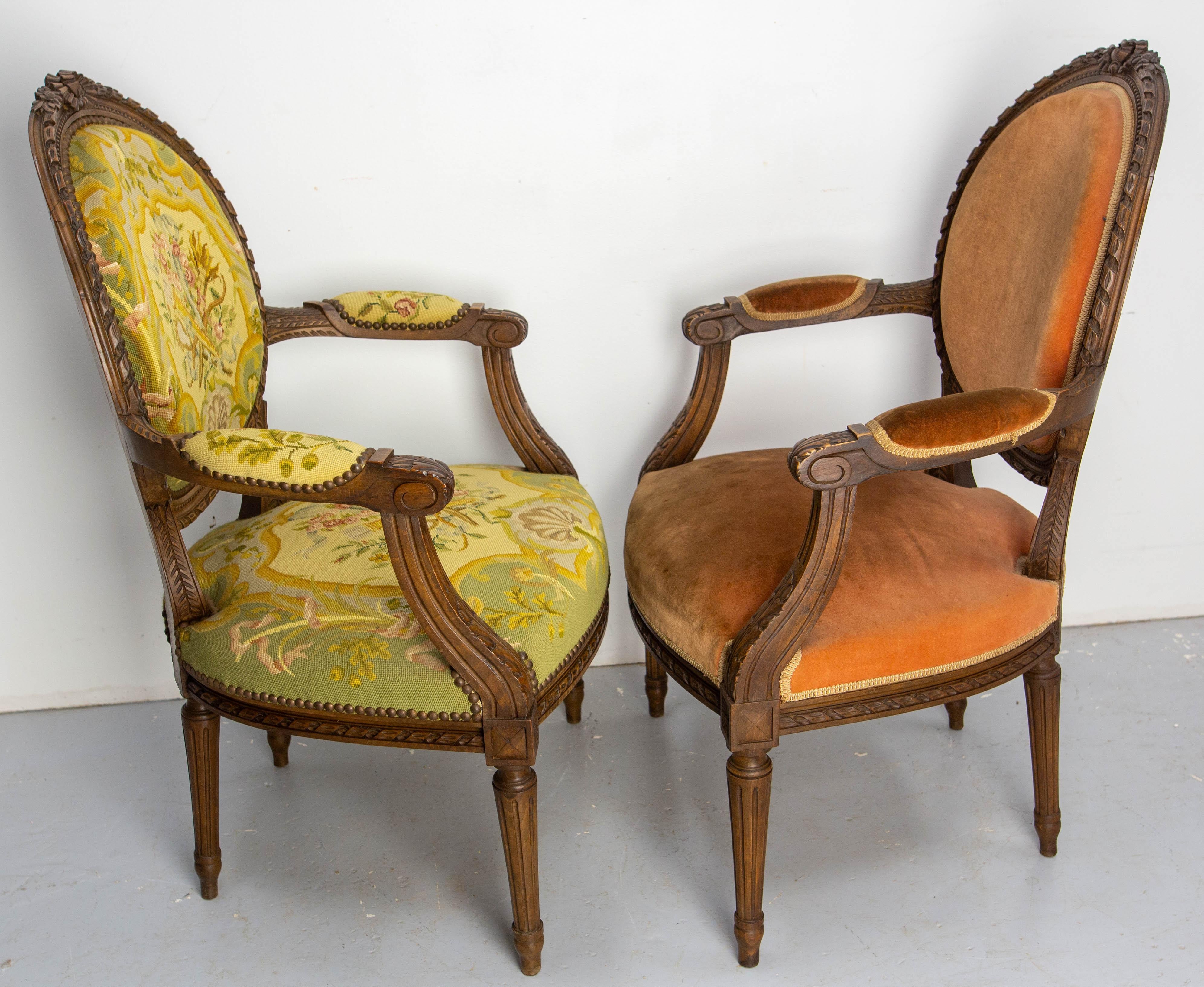 Sculpté à la main Paire de fauteuils ouverts Louis XVI Fauteuils à médaillon, circa 1900 en vente