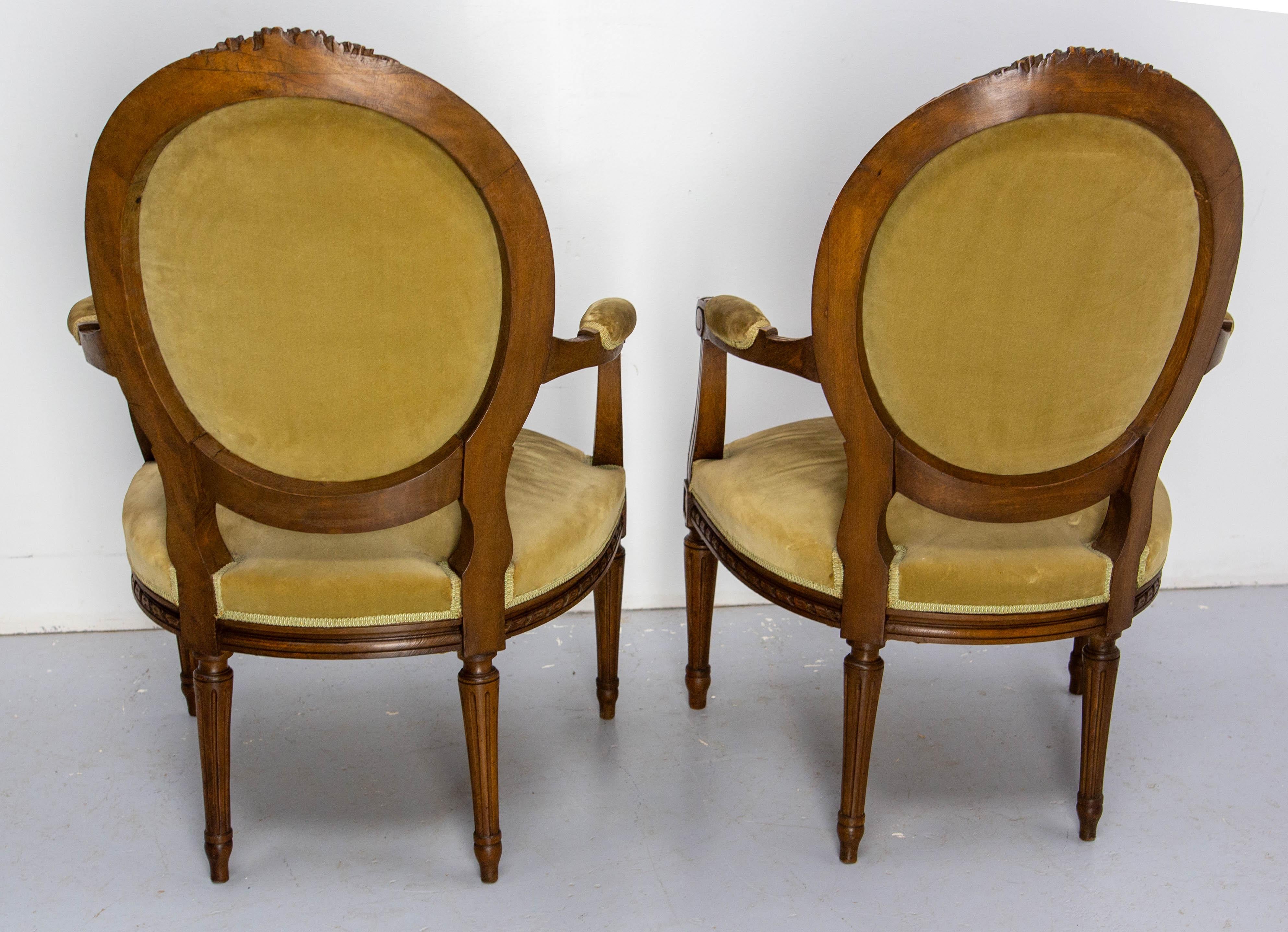 20ième siècle Paire de fauteuils ouverts Louis XVI Fauteuils à médaillon, circa 1900 en vente