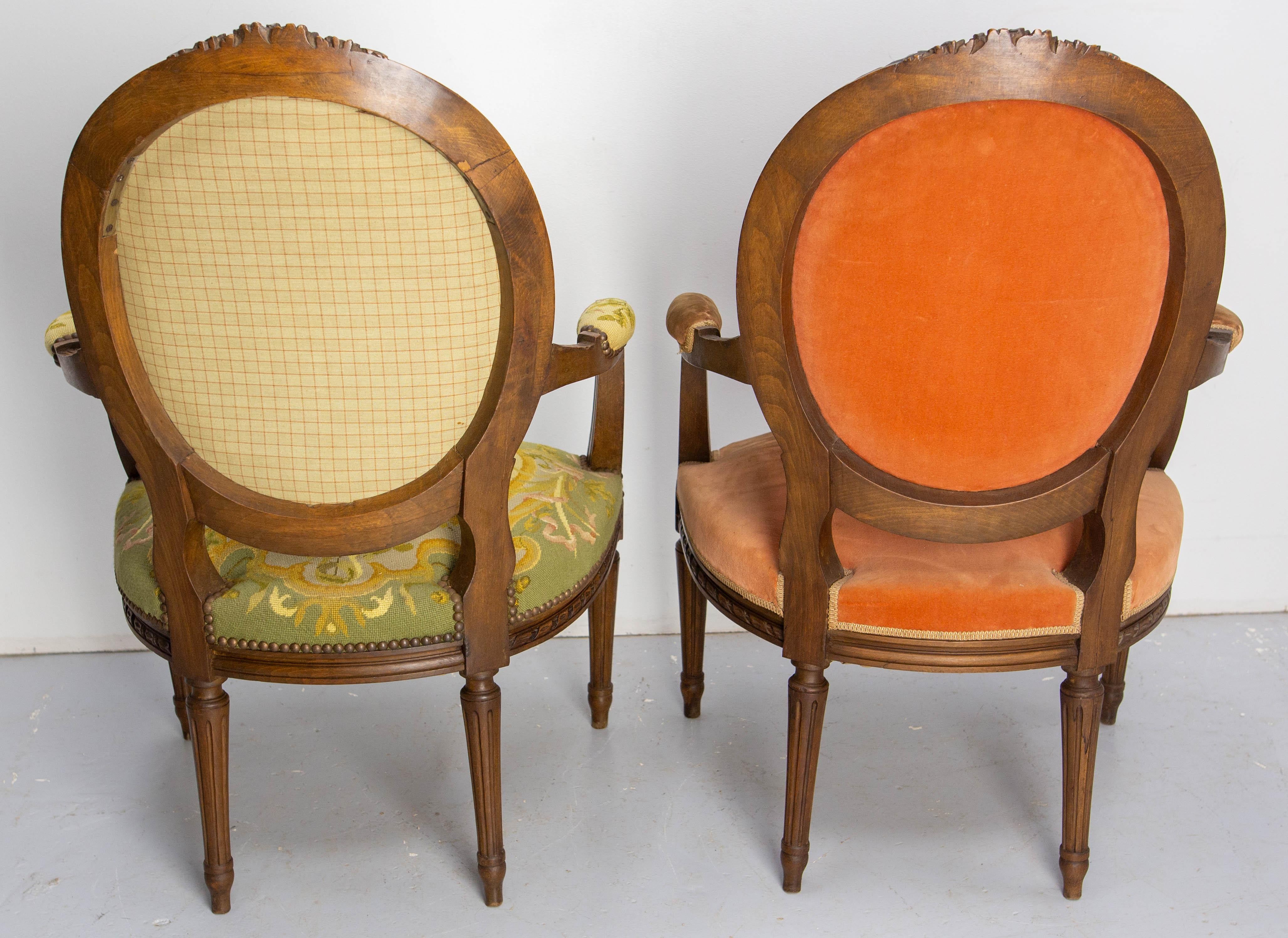 20ième siècle Paire de fauteuils ouverts Louis XVI Fauteuils à médaillon, circa 1900 en vente