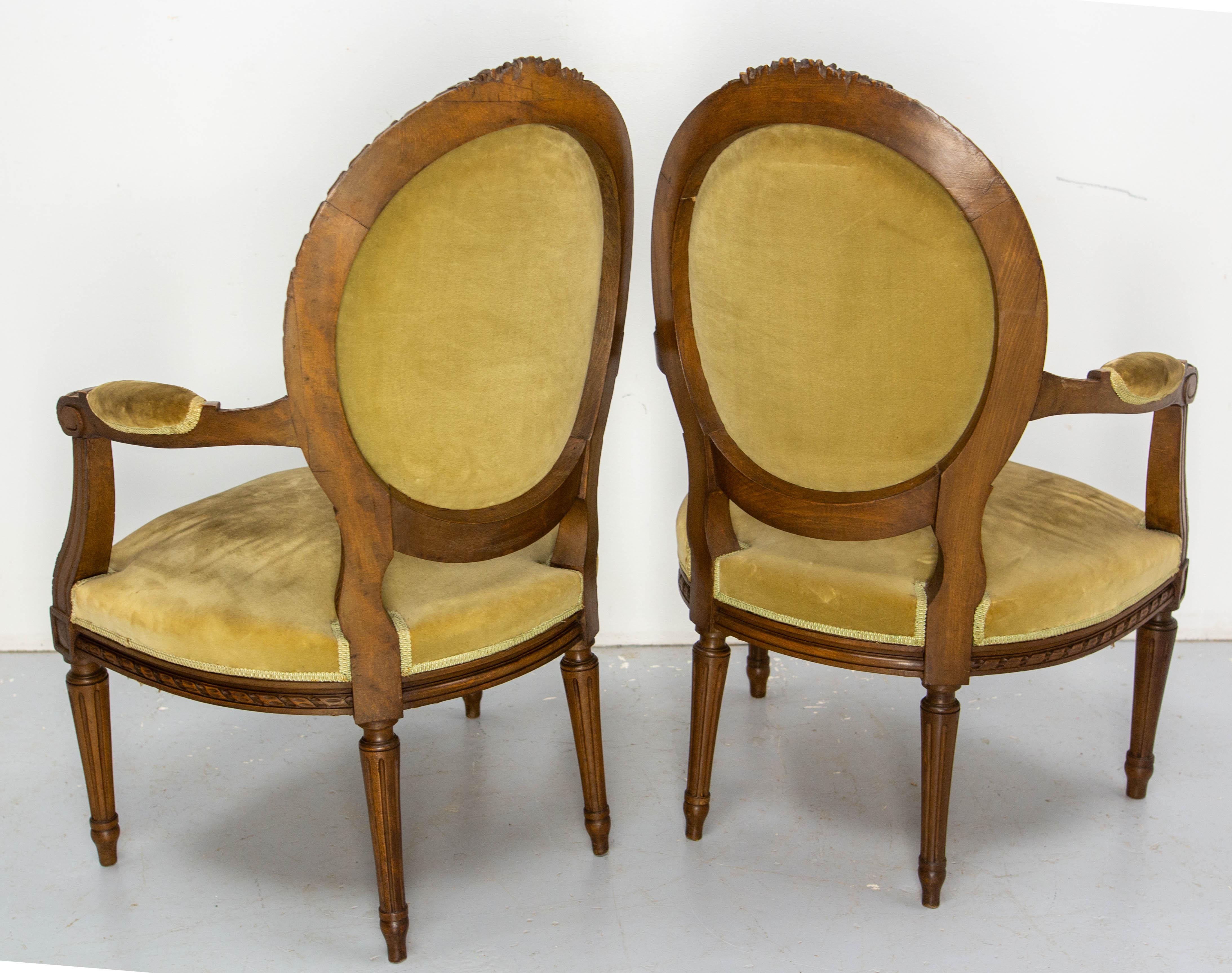 Tissu d'ameublement Paire de fauteuils ouverts Louis XVI Fauteuils à médaillon, circa 1900 en vente