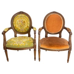 Pareja de sillones franceses abiertos Louis XVI Medallion Fauteuils, circa 1900