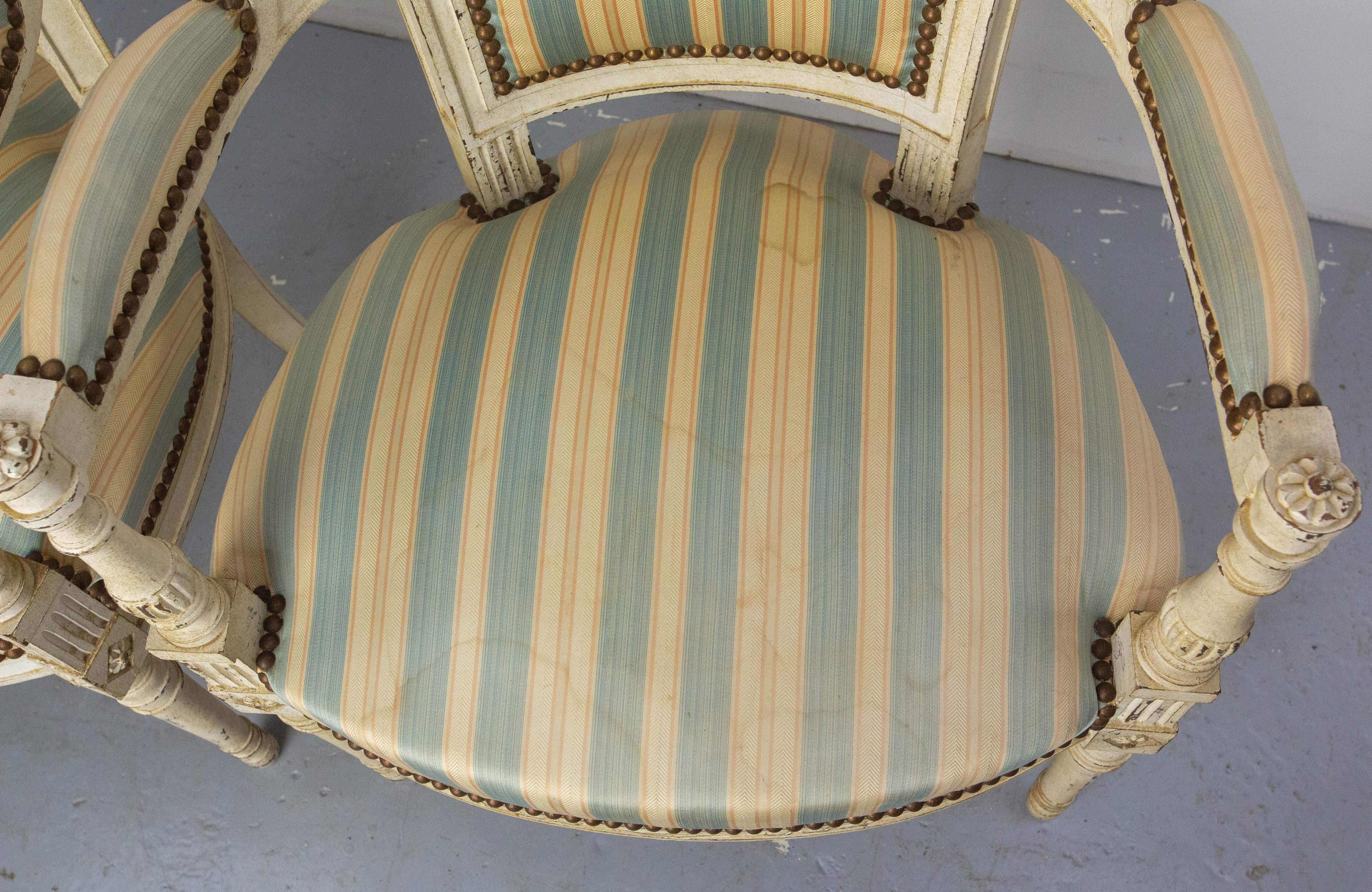 Coppia di poltrone francesi aperte in stile Luigi XVI Fauteuils, circa 1960 in vendita 4