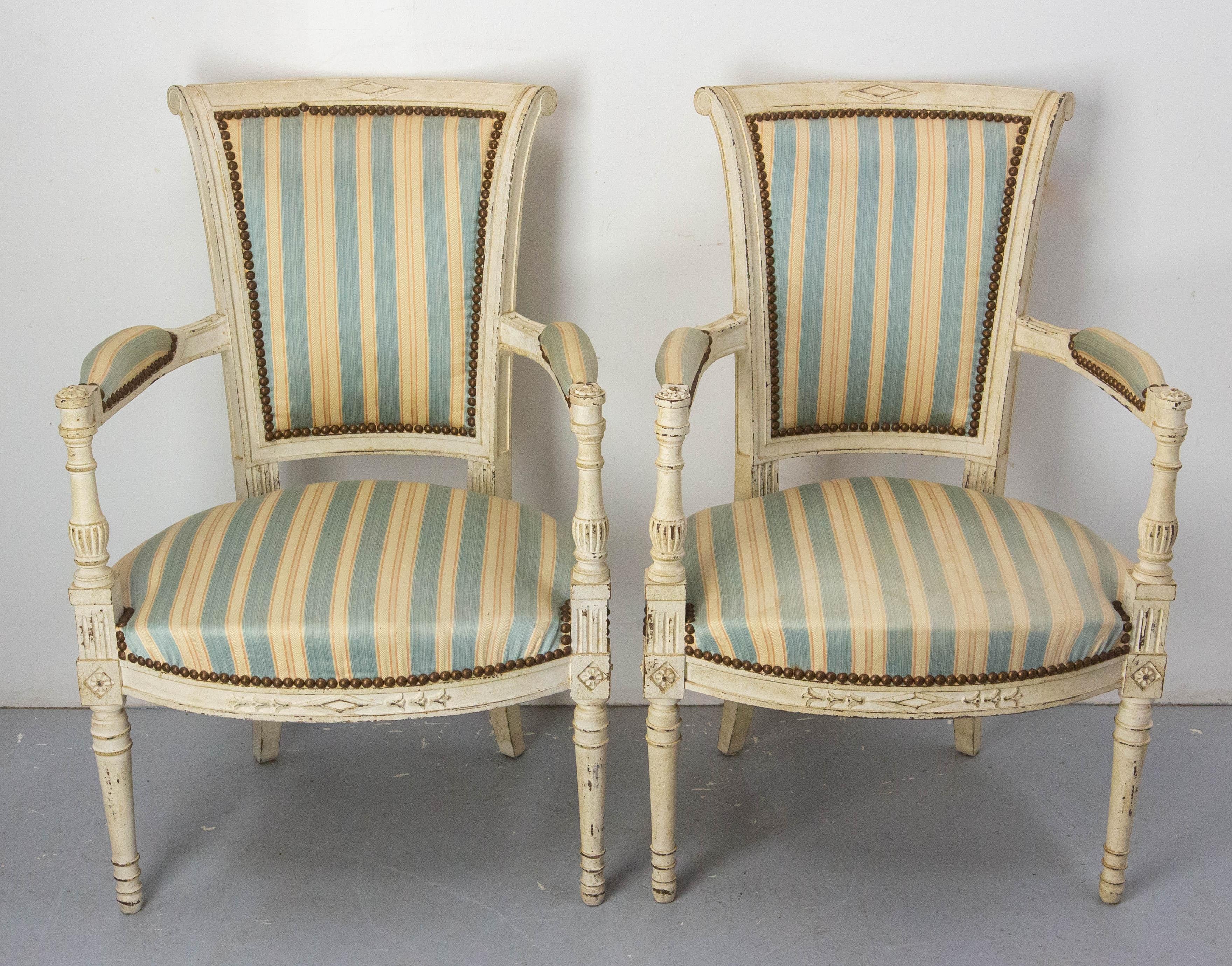Coppia di fauteuils in stile Luigi XVI, poltrone aperte francesi, realizzate nel periodo della metà del XX secolo.
Il legno è finemente sculturato con motivi vegetali tipici dello stile Luigi 16.
La tappezzeria è ottima ma il tessuto deve essere