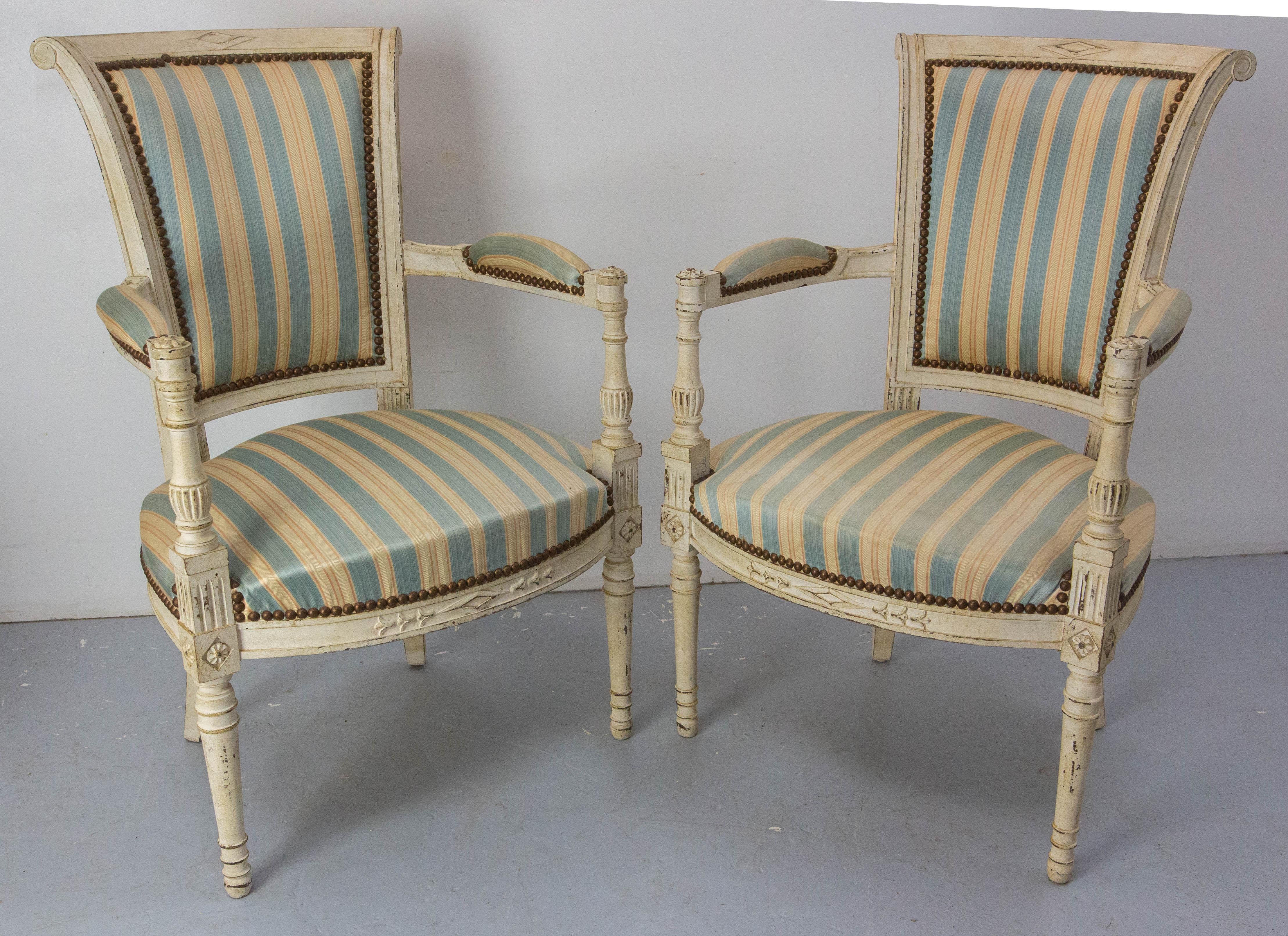 Francese Coppia di poltrone francesi aperte in stile Luigi XVI Fauteuils, circa 1960 in vendita