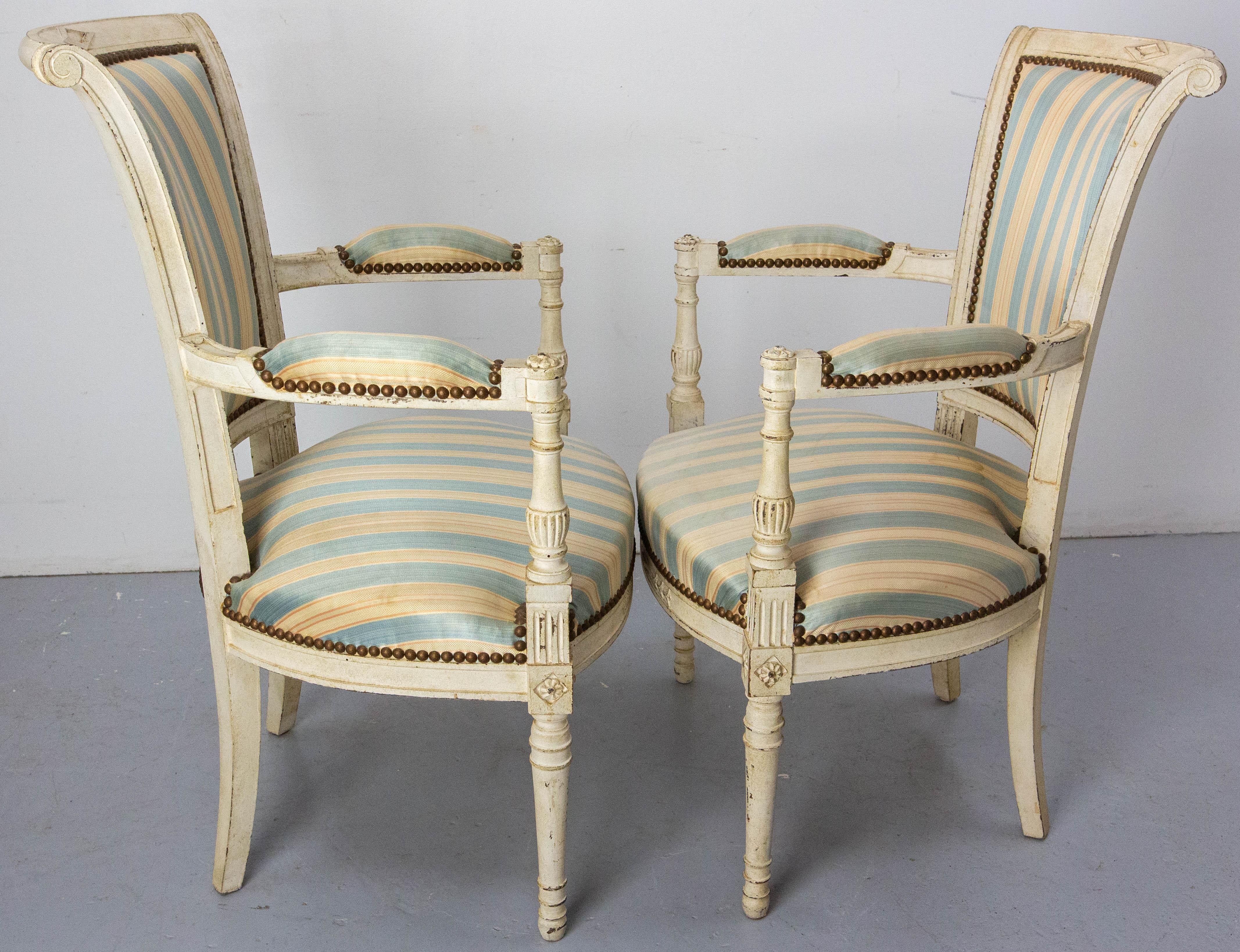 Intagliato a mano Coppia di poltrone francesi aperte in stile Luigi XVI Fauteuils, circa 1960 in vendita