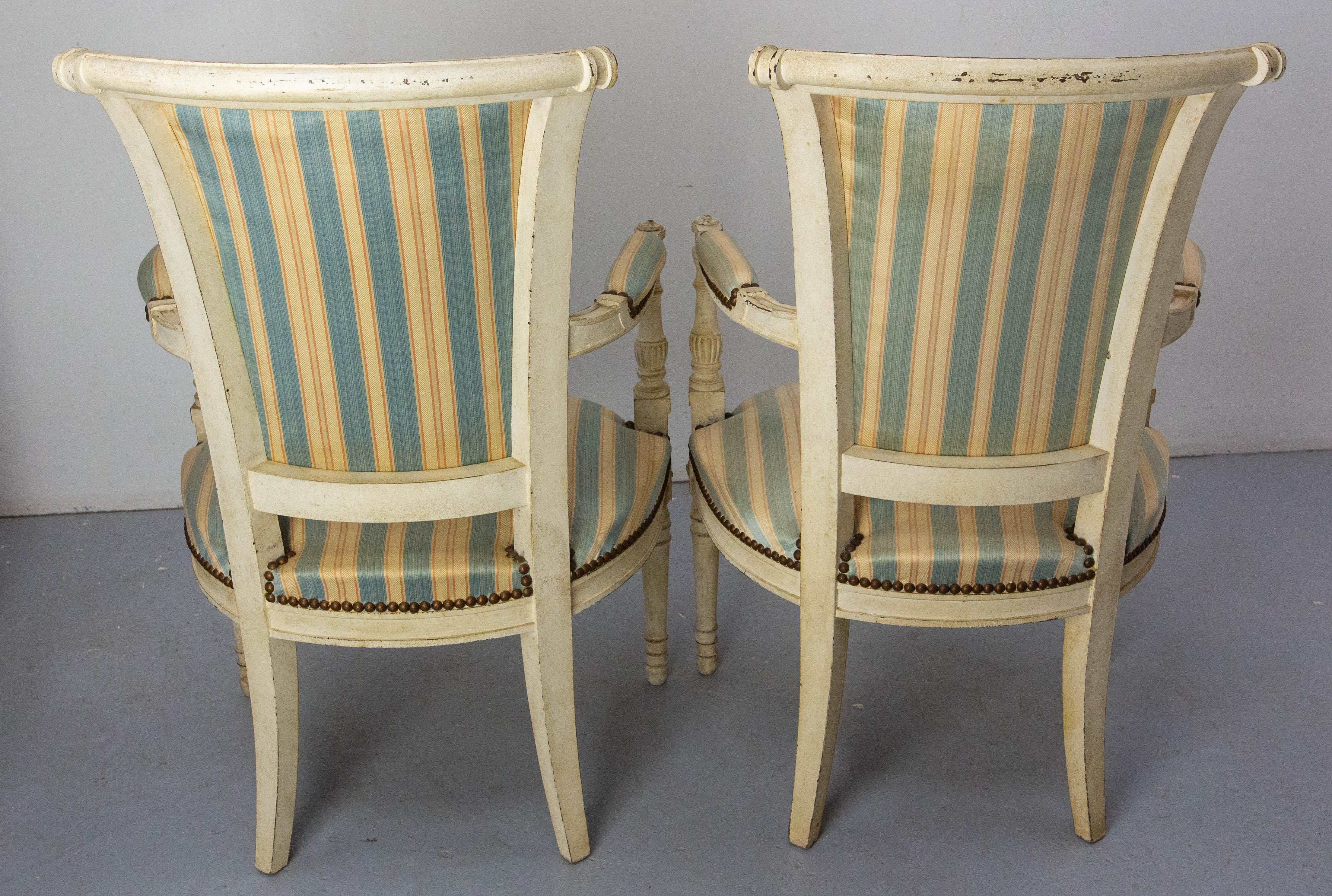 Metà XX secolo Coppia di poltrone francesi aperte in stile Luigi XVI Fauteuils, circa 1960 in vendita