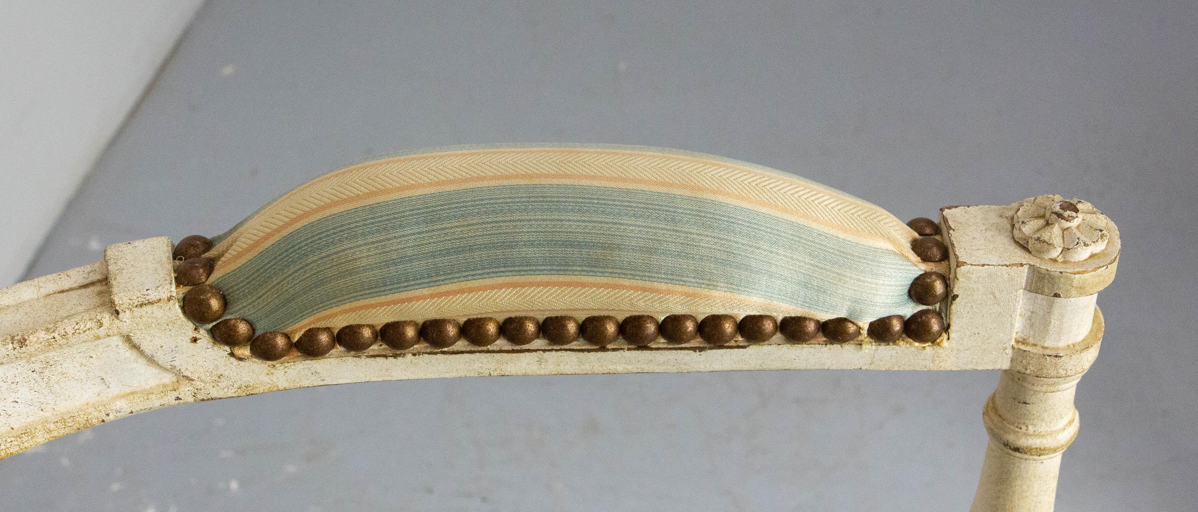 Tappezzeria Coppia di poltrone francesi aperte in stile Luigi XVI Fauteuils, circa 1960 in vendita