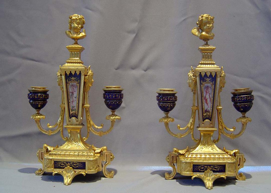 Paar französische Goldbronze- und juwelenbesetzte Porzellankandelaber im Zustand „Gut“ im Angebot in London, GB