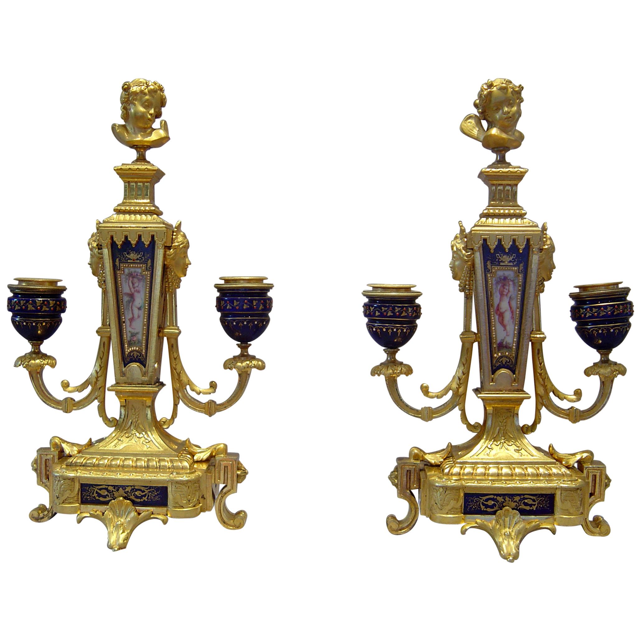 Paire de chandeliers français en bronze doré et porcelaine ornée de bijoux en vente