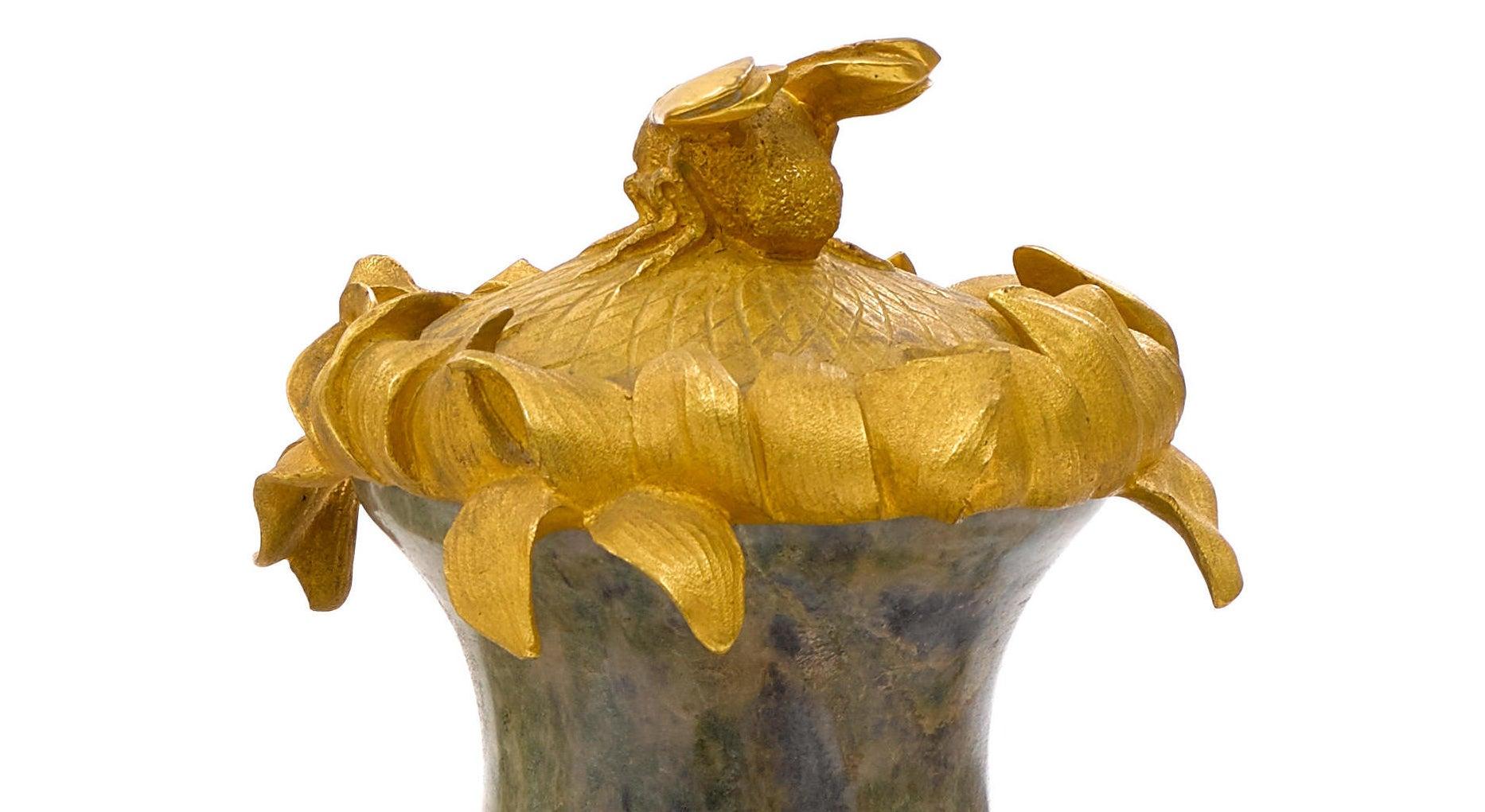 Paar französische Urnen aus Goldbronze und Marmor, signiert Sanglan, 19. Jahrhundert (Bronze) im Angebot