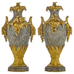 Coppia di urne francesi in marmo e ormolu firmate Sanglan, XIX secolo