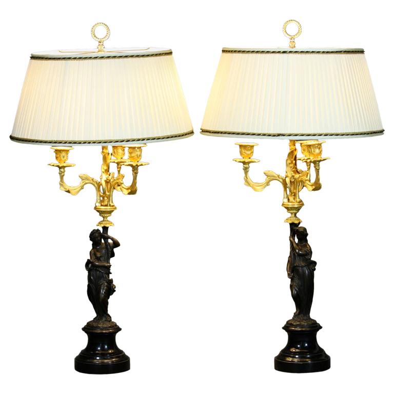 Paar französische Caryatid-Lampen aus Goldbronze und patinierter Bronze