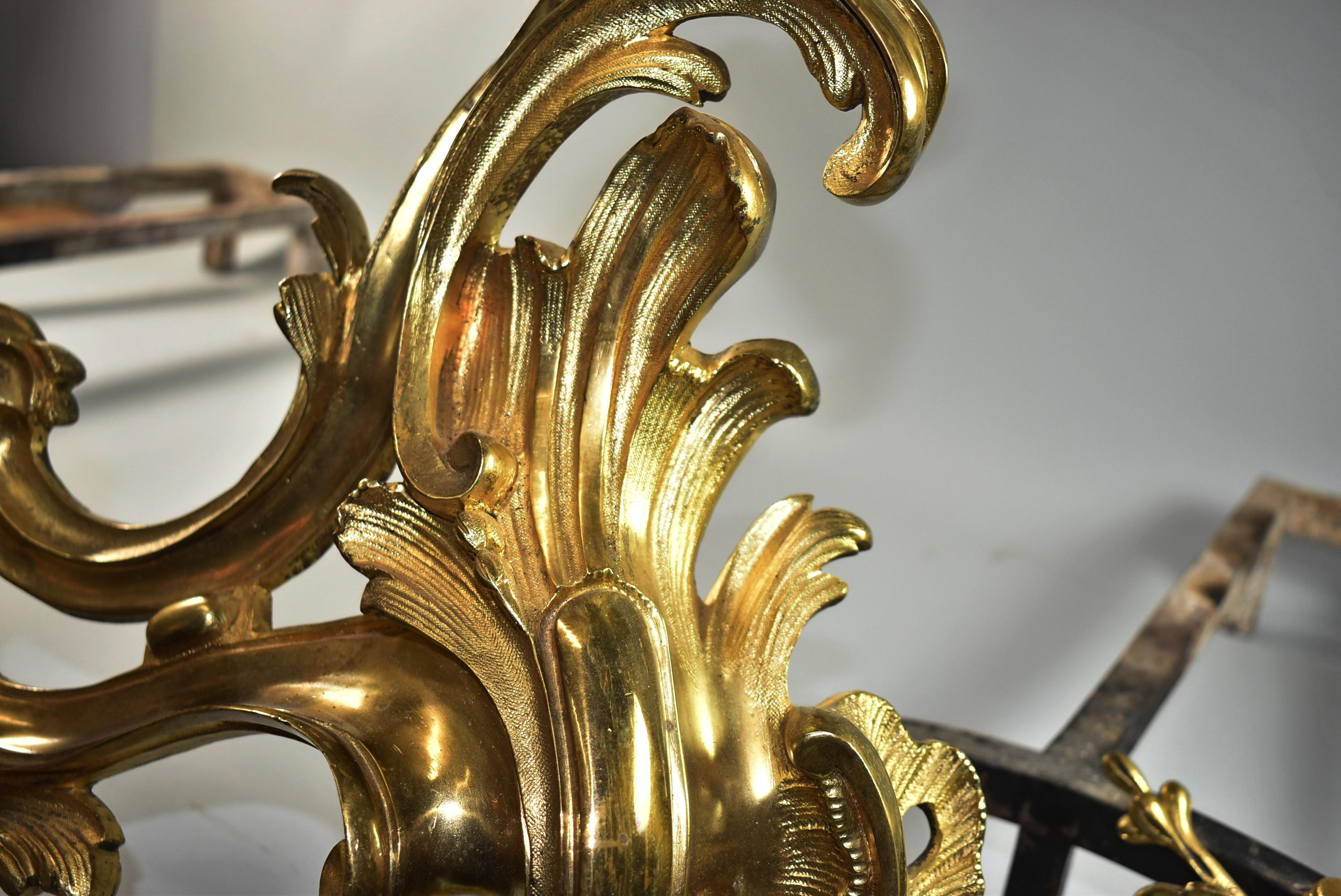 Paar französische Goldbronze-Feuerböcke im Louis-XV-Stil des Rokoko (Messing) im Angebot