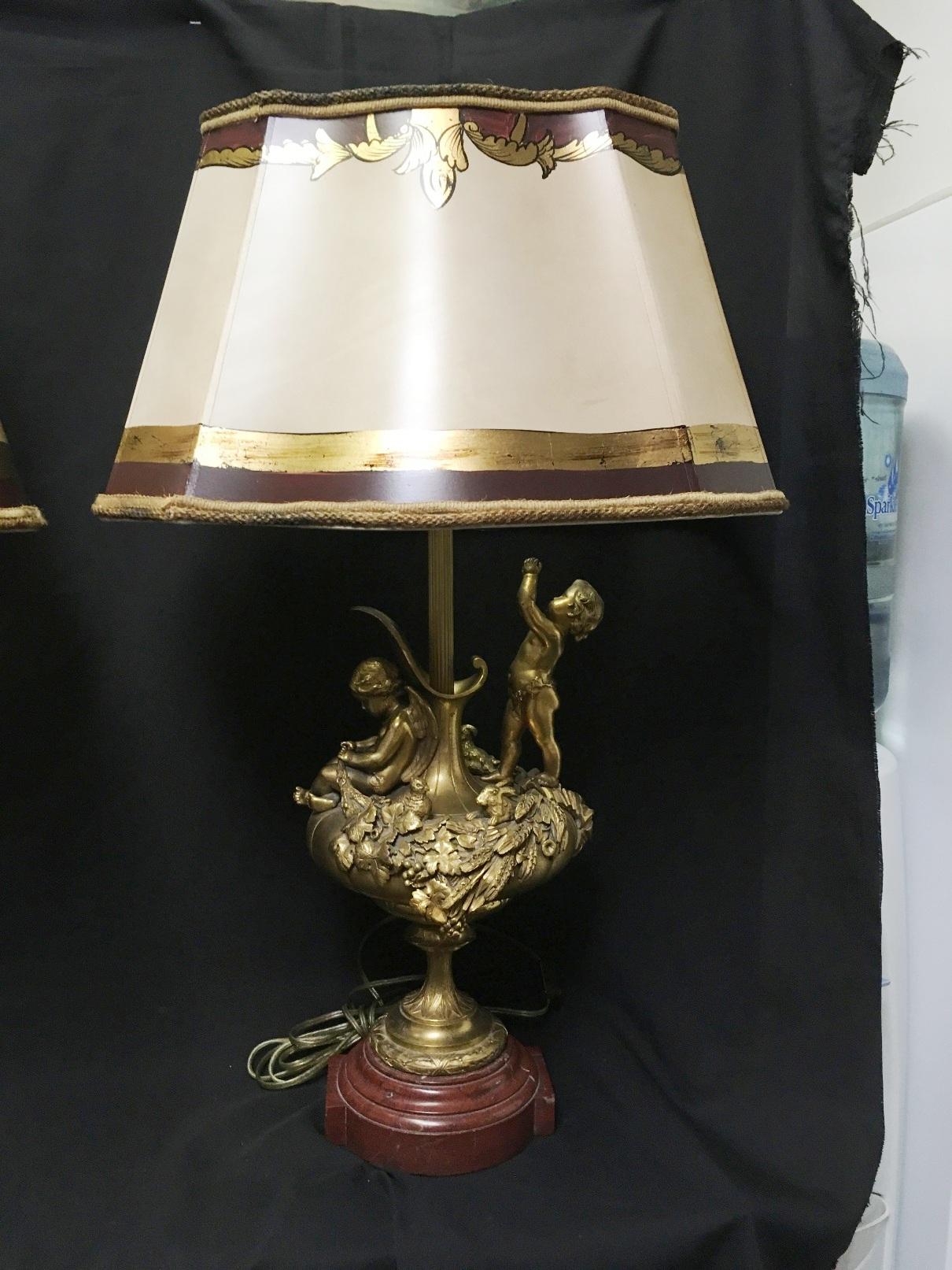 Paar französische figurale Goldbronze-Lampen, 19. Jahrhundert (Louis XVI.) im Angebot