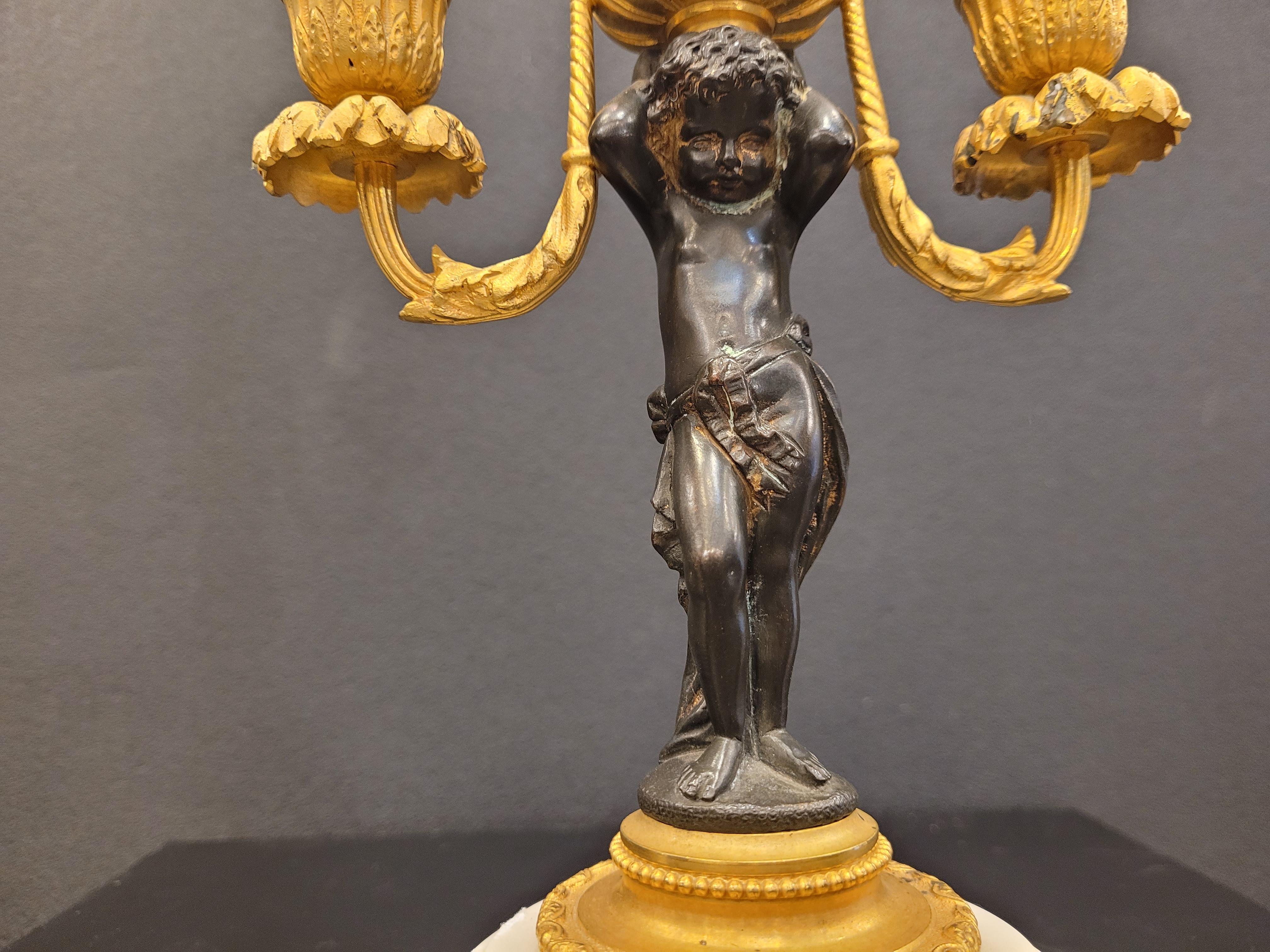 Paire de  Ormolu français  Chandeliers putti marbre bronze doré en vente 2