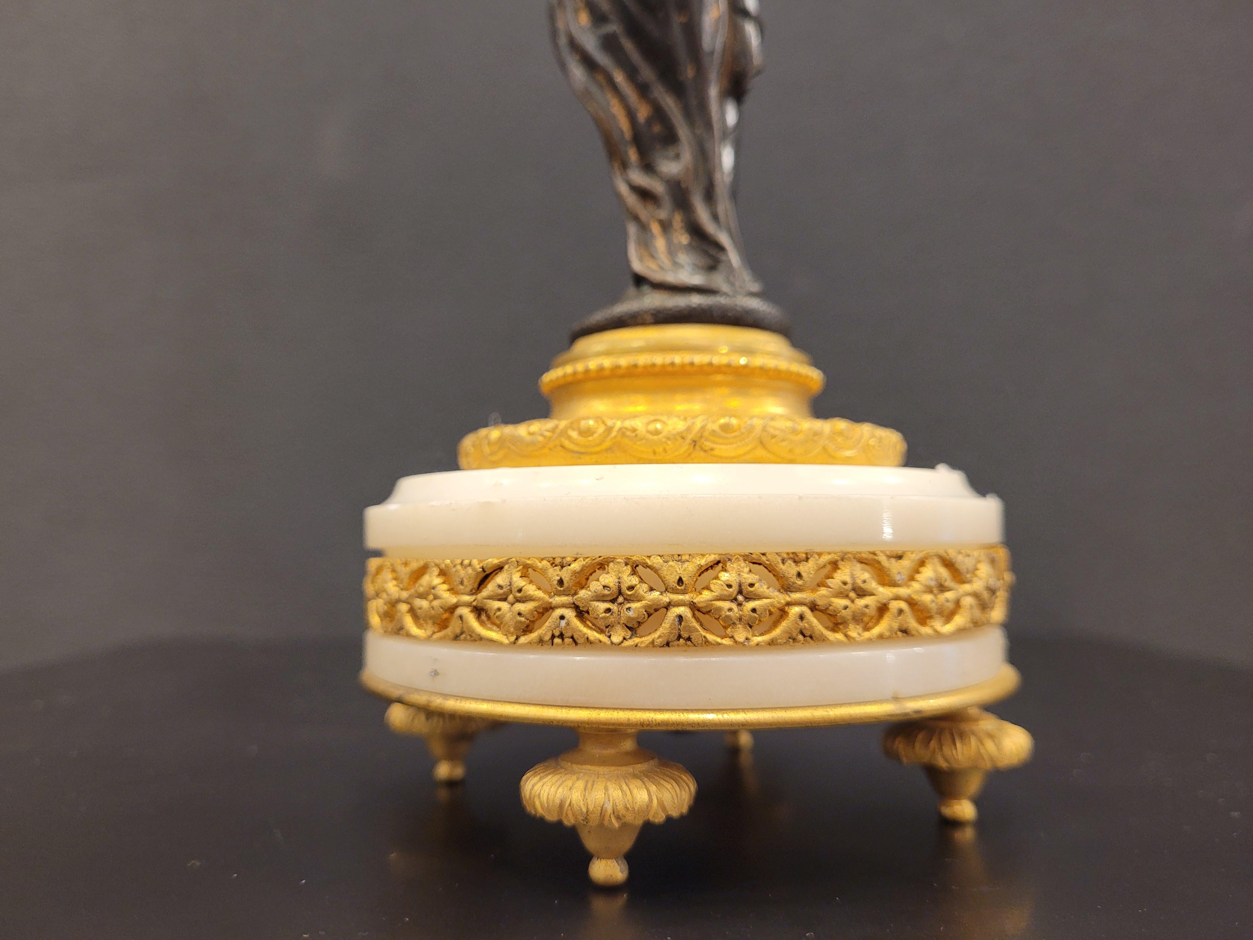 Paire de  Ormolu français  Chandeliers putti marbre bronze doré en vente 6