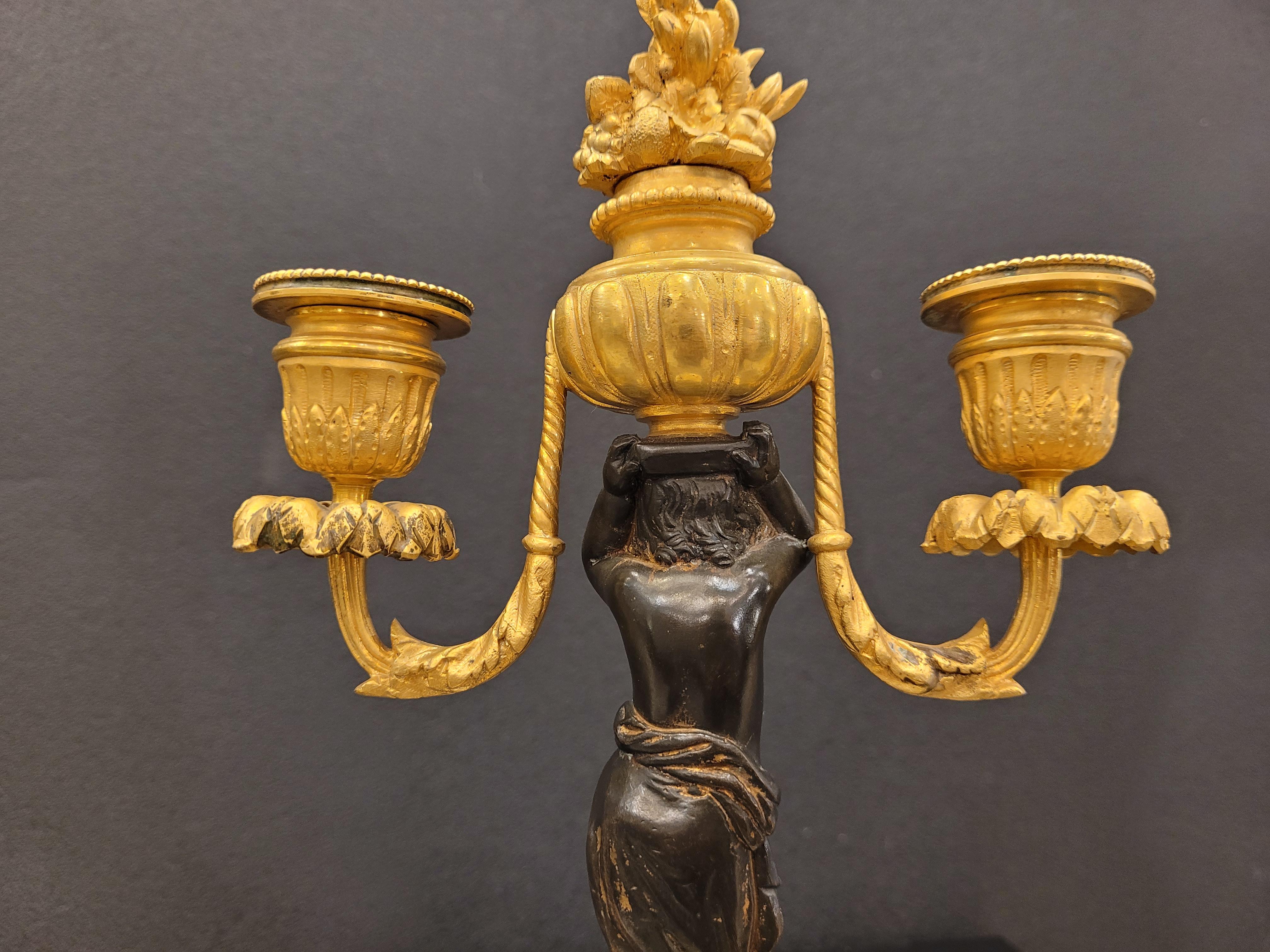 Paire de  Ormolu français  Chandeliers putti marbre bronze doré en vente 7