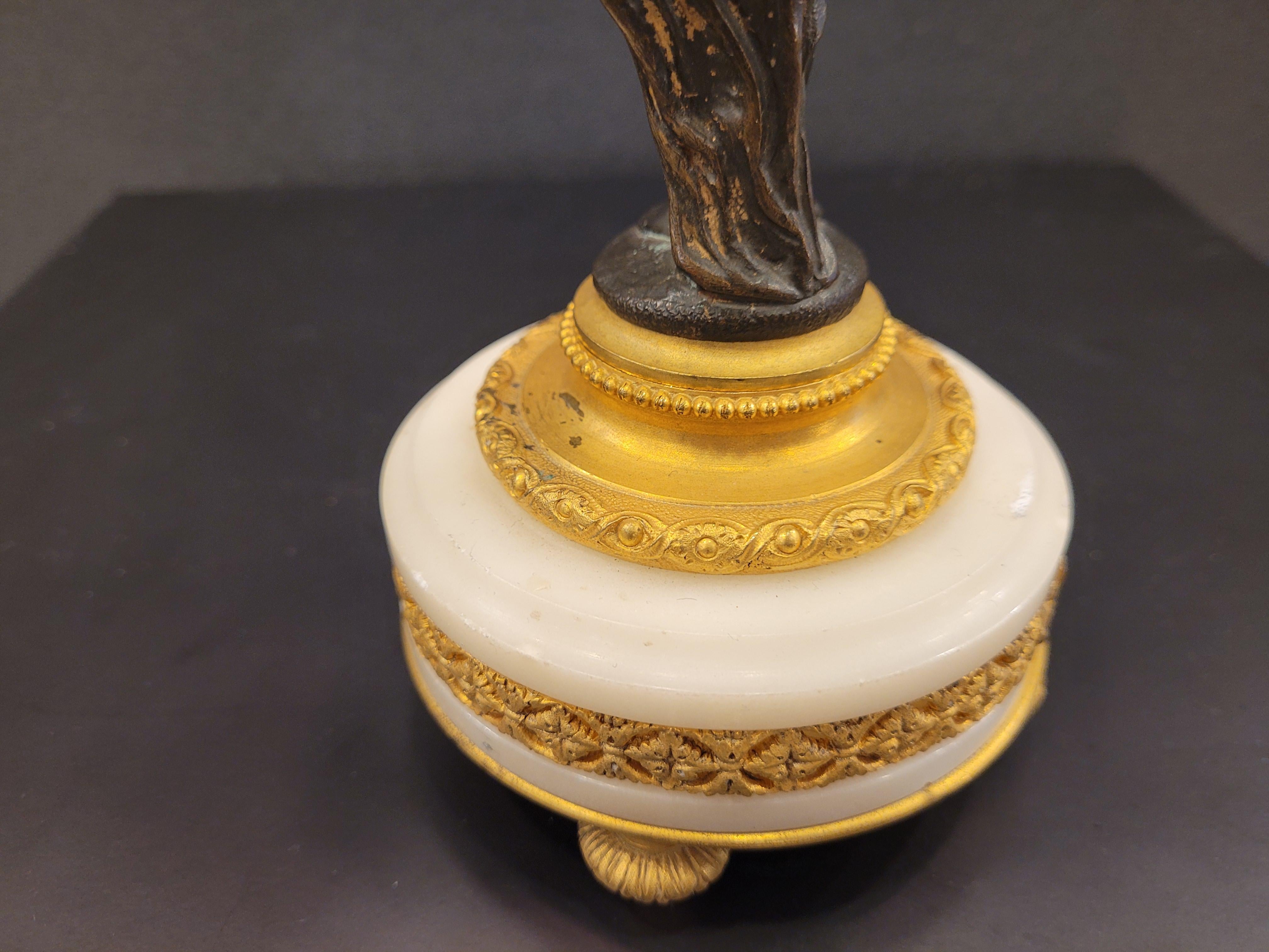 Paire de  Ormolu français  Chandeliers putti marbre bronze doré en vente 10