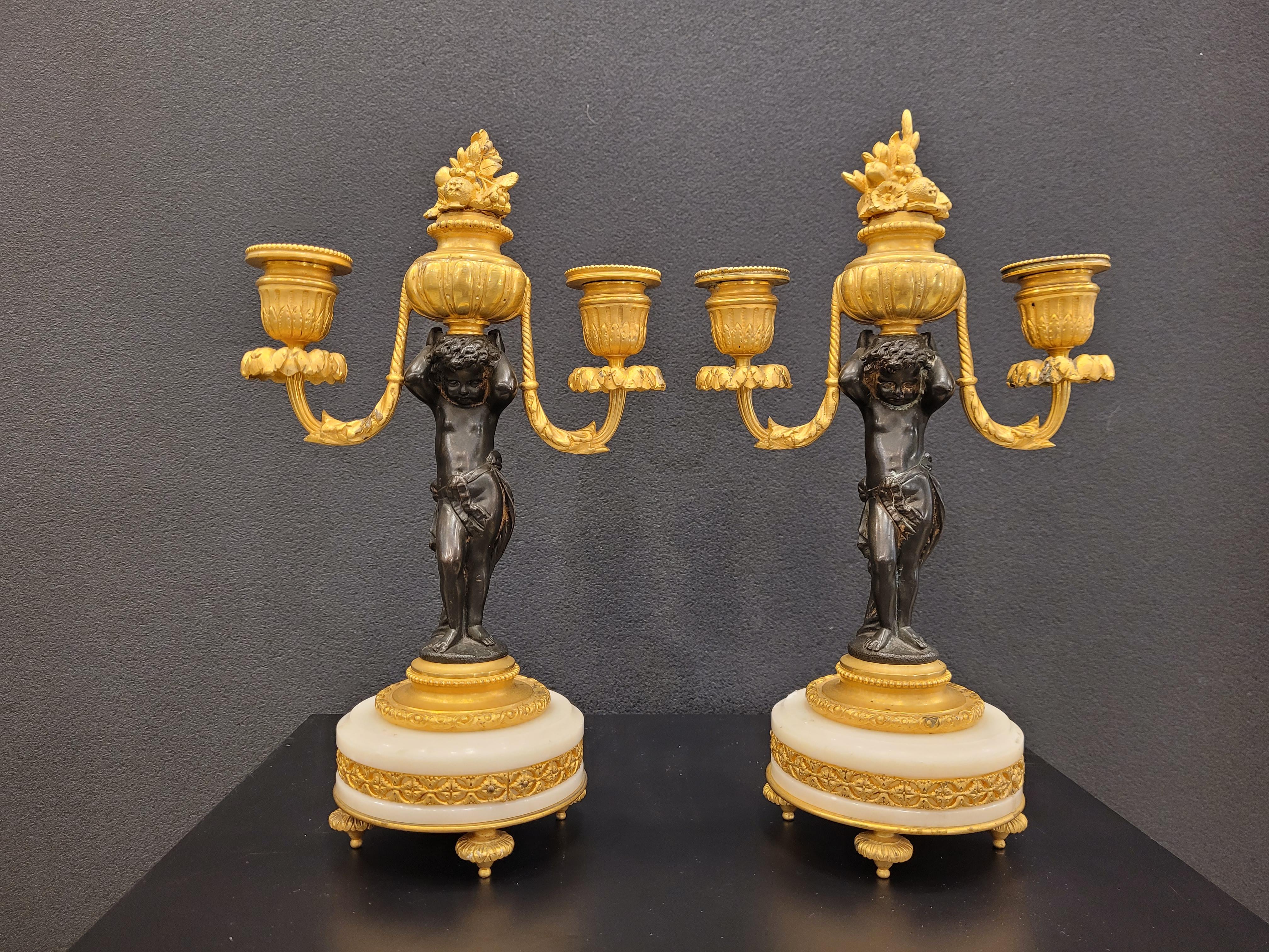 Pair of  French Ormolu  marble bronze candlesticks gilt bronze putti In Good Condition For Sale In Valladolid, ES