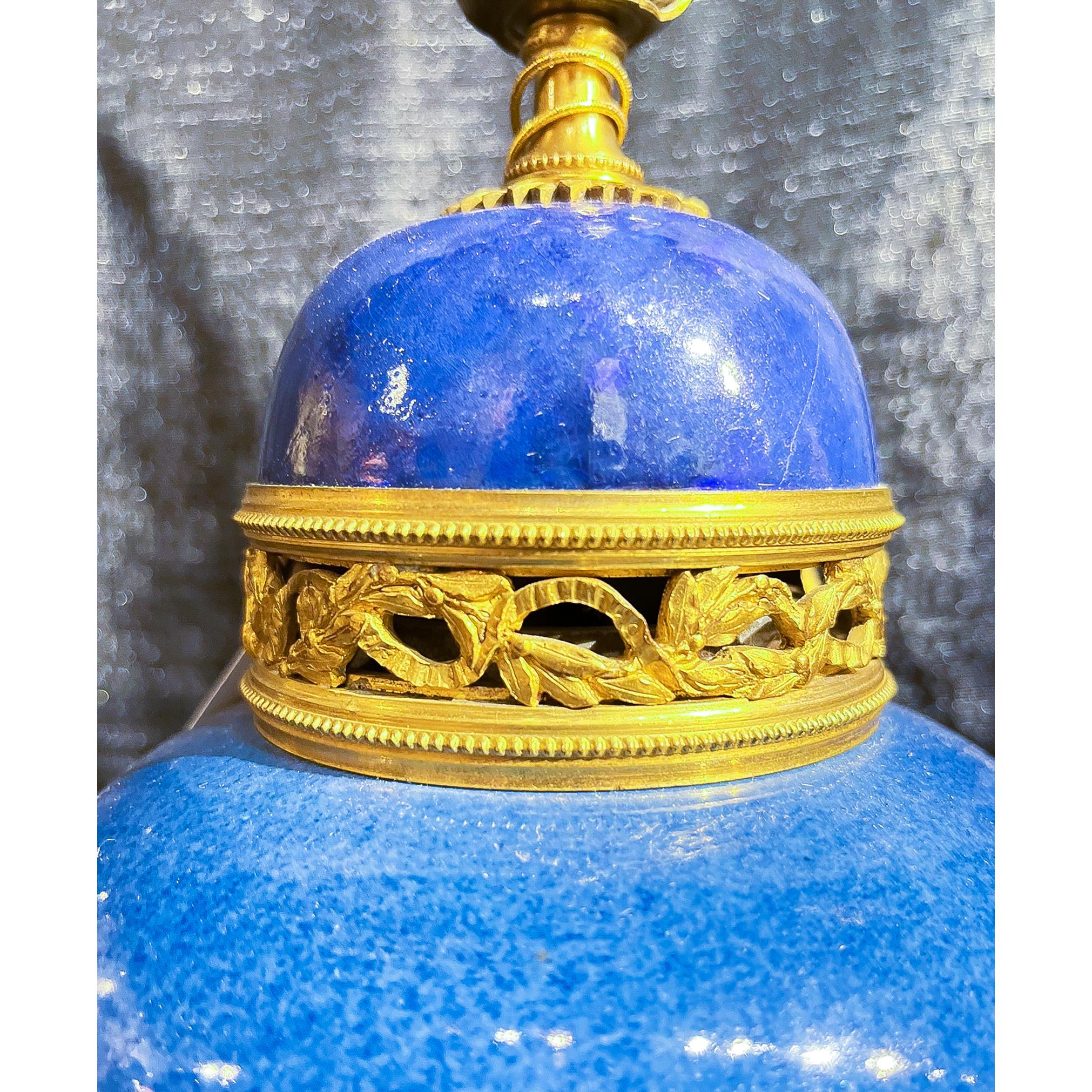 Chinoiseries  Paire de vases en porcelaine à fond bleu montés en bronze doré français et convertis en lampes en vente