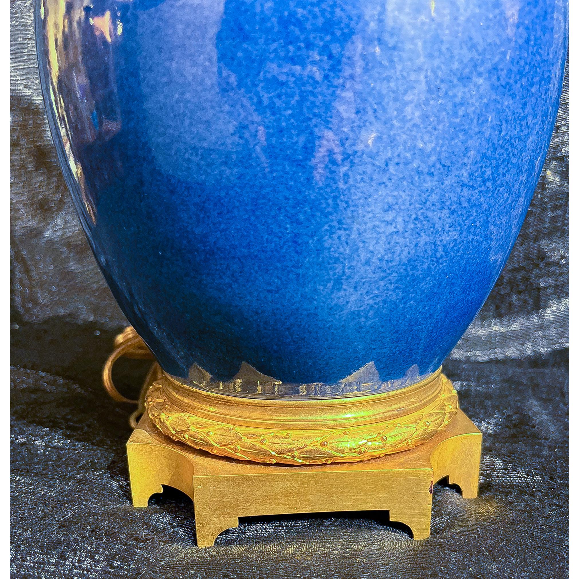 Français  Paire de vases en porcelaine à fond bleu montés en bronze doré français et convertis en lampes en vente