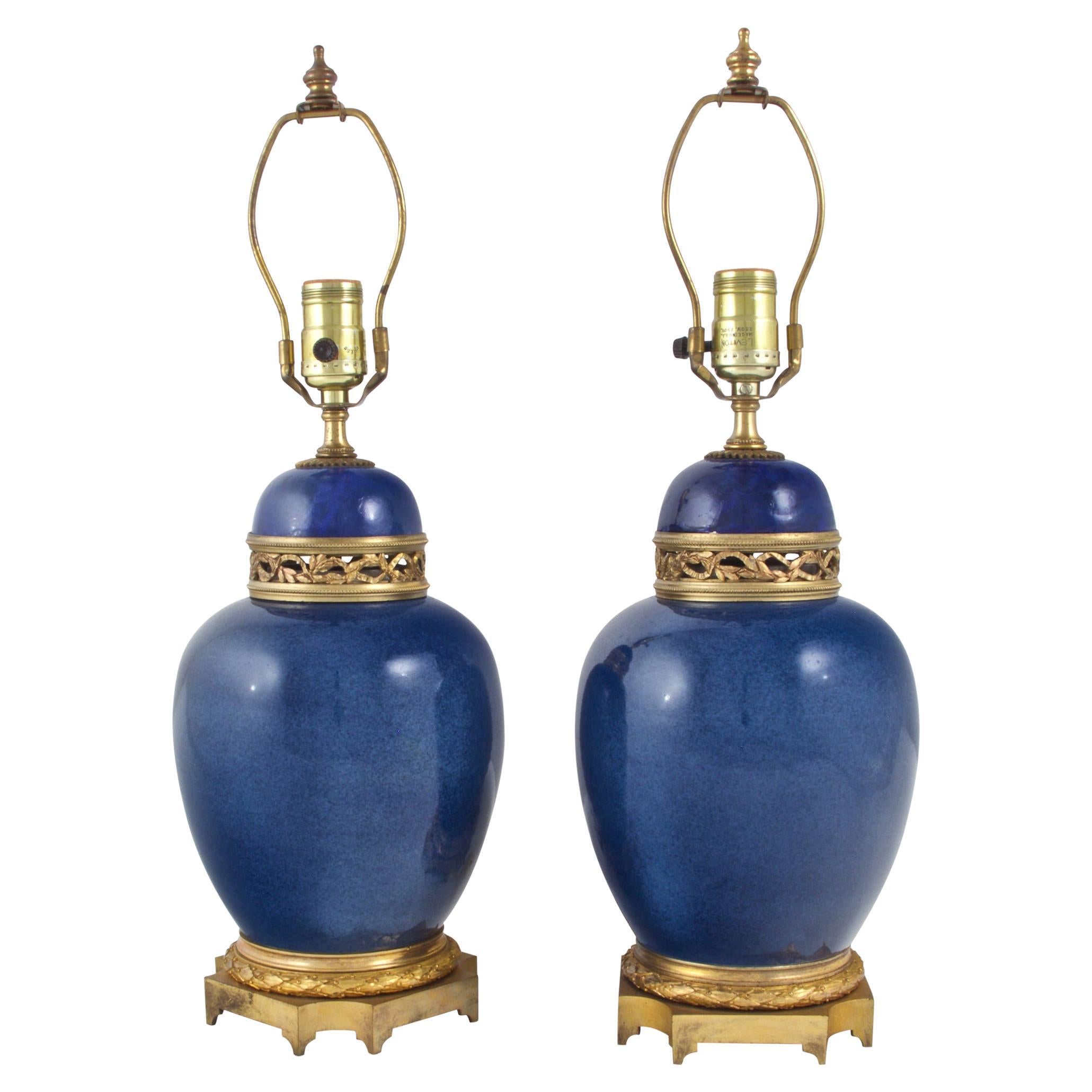  Paire de vases en porcelaine à fond bleu montés en bronze doré français et convertis en lampes en vente