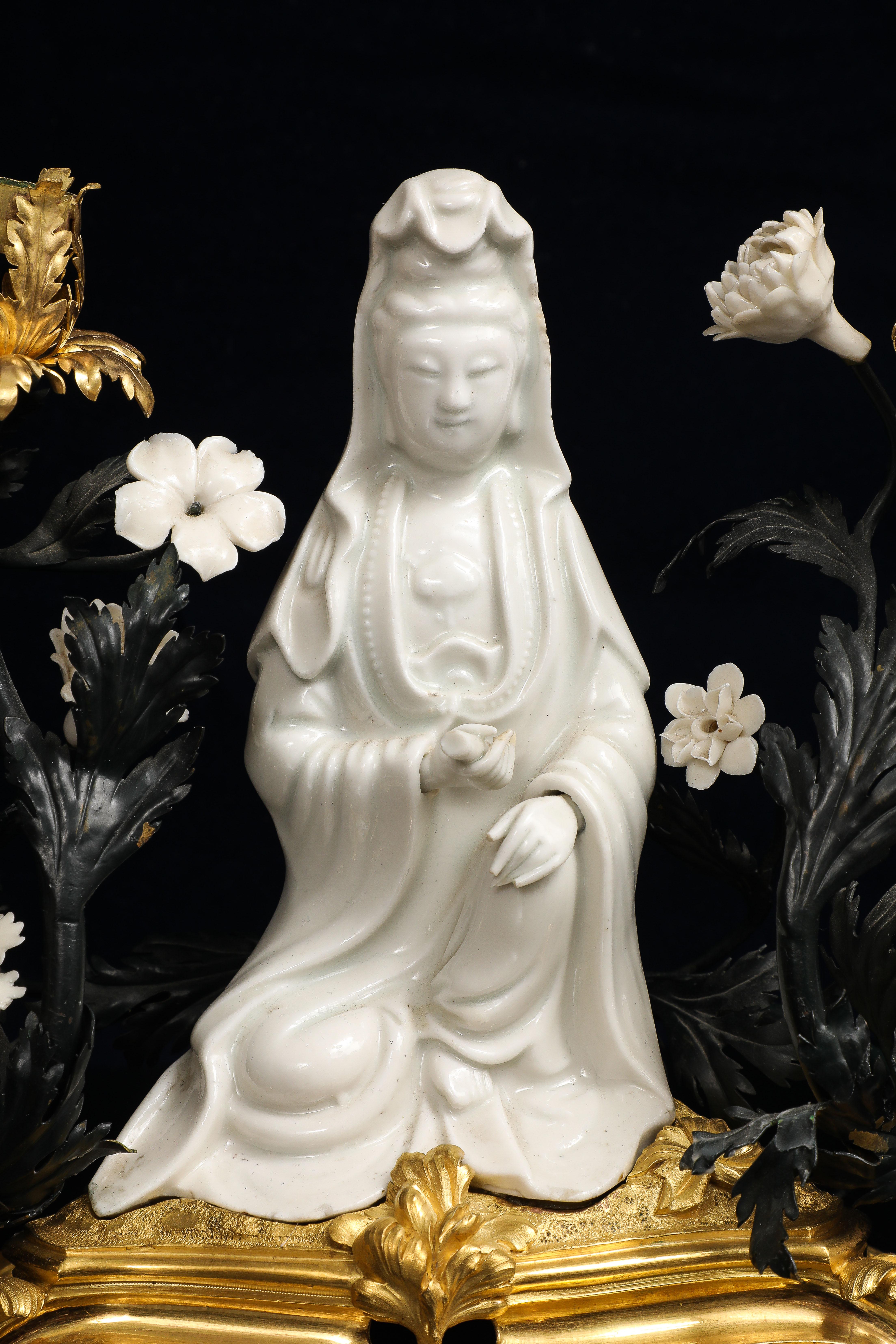 Coppia di candelabri cinesi blanc de chine Guanyin con montatura in ormù in vendita 4