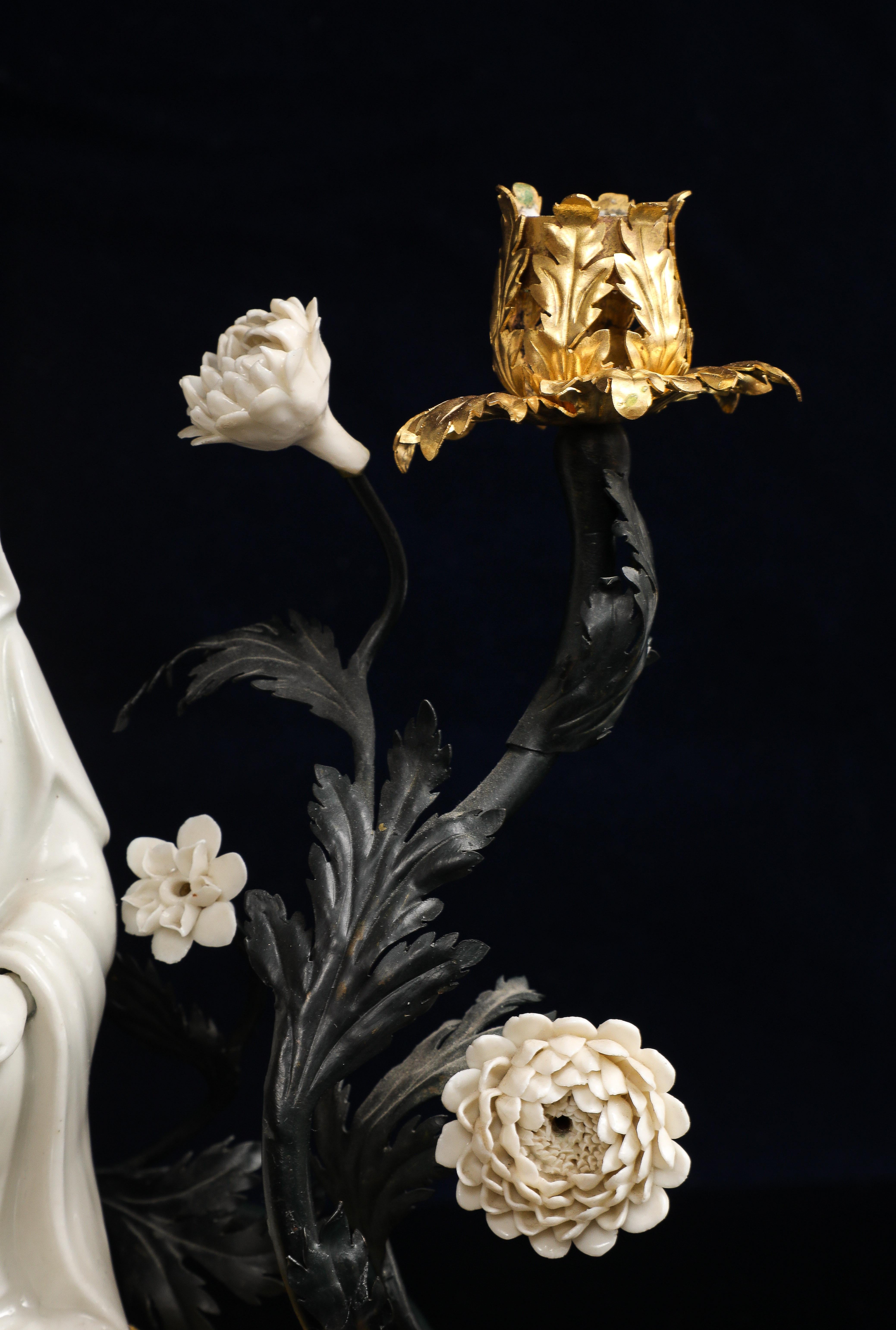 Coppia di candelabri cinesi blanc de chine Guanyin con montatura in ormù in vendita 6