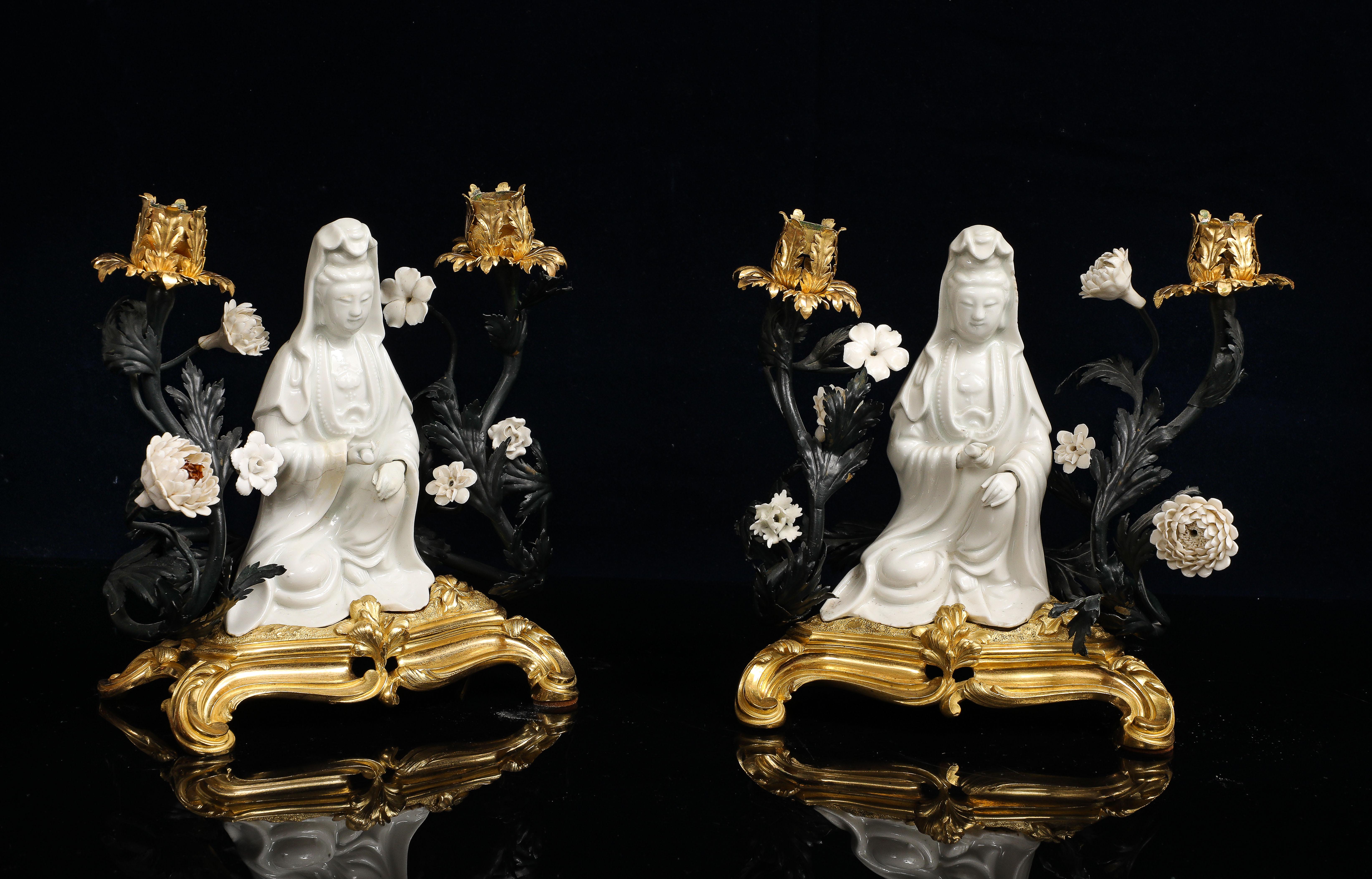 Dorato Coppia di candelabri cinesi blanc de chine Guanyin con montatura in ormù in vendita