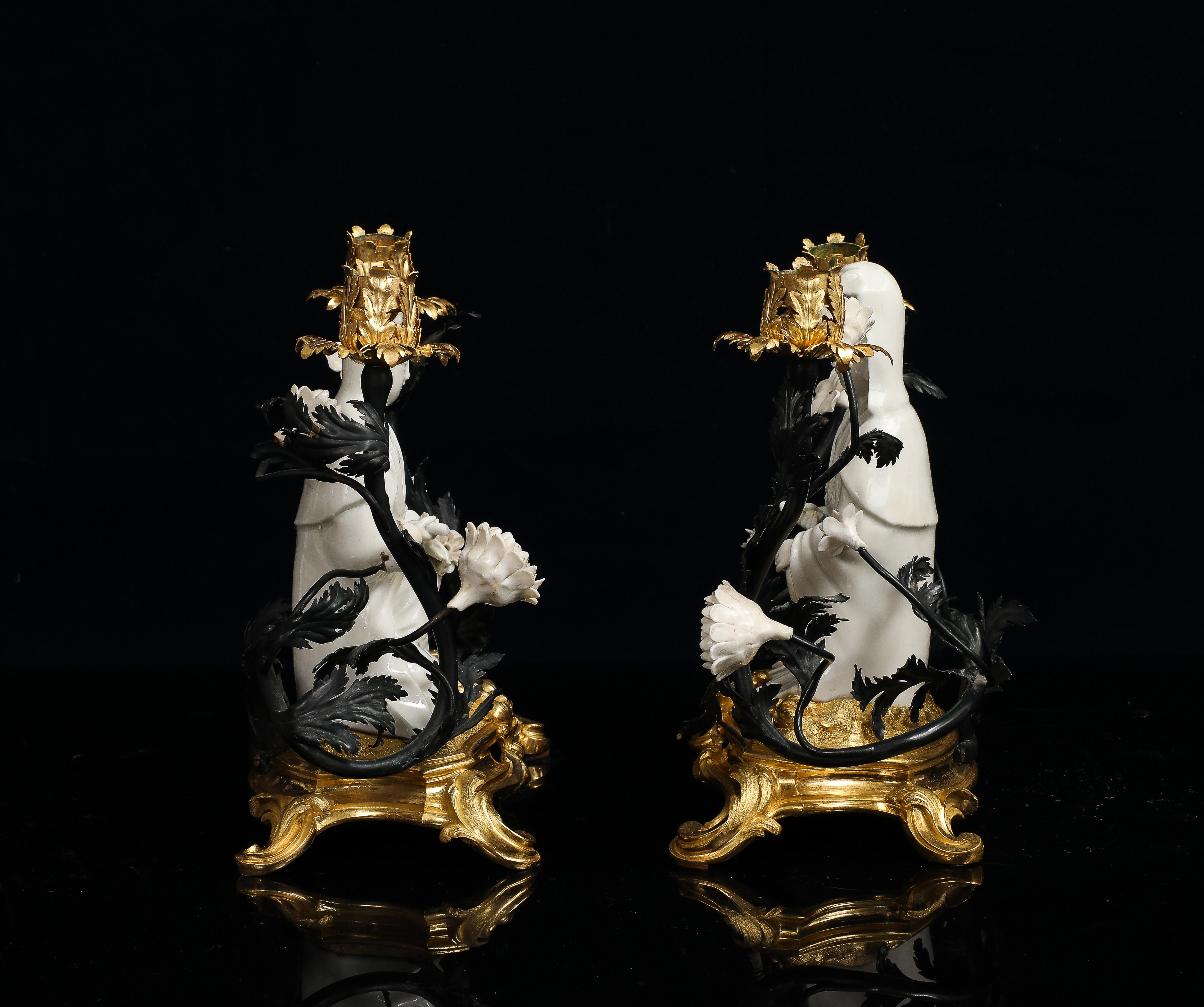 Coppia di candelabri cinesi blanc de chine Guanyin con montatura in ormù In condizioni discrete in vendita a New York, NY