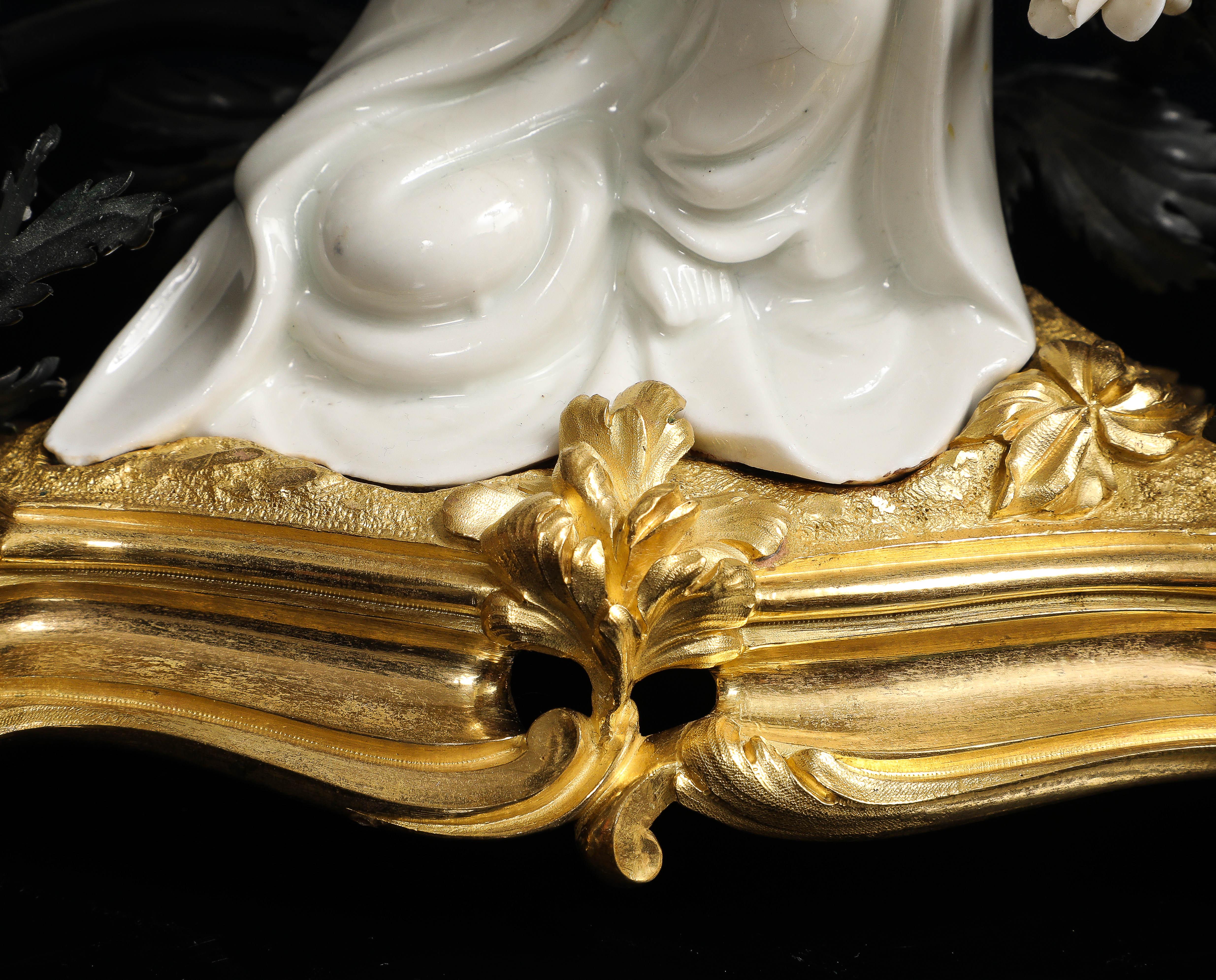 Bronzo Coppia di candelabri cinesi blanc de chine Guanyin con montatura in ormù in vendita