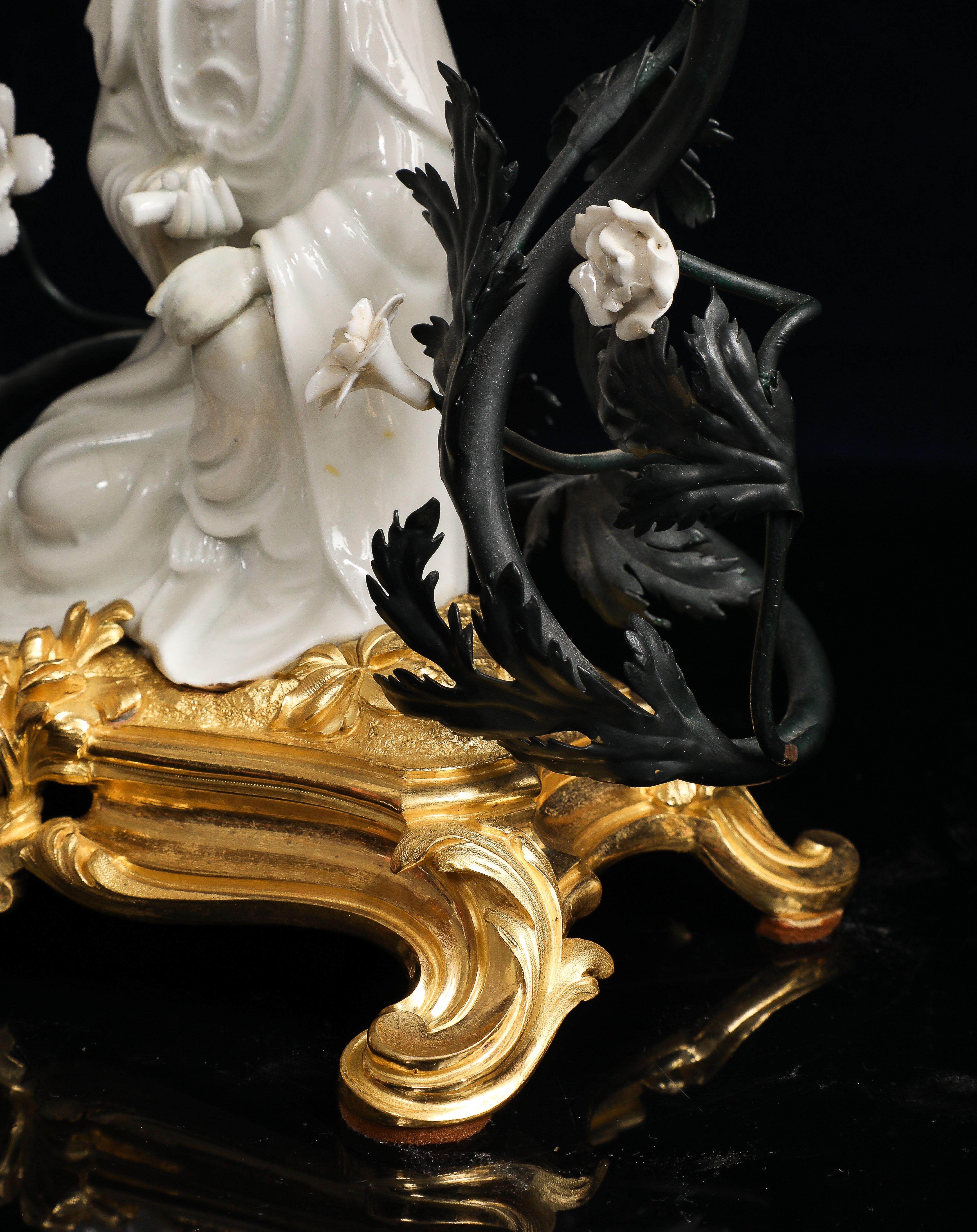 Coppia di candelabri cinesi blanc de chine Guanyin con montatura in ormù in vendita 2