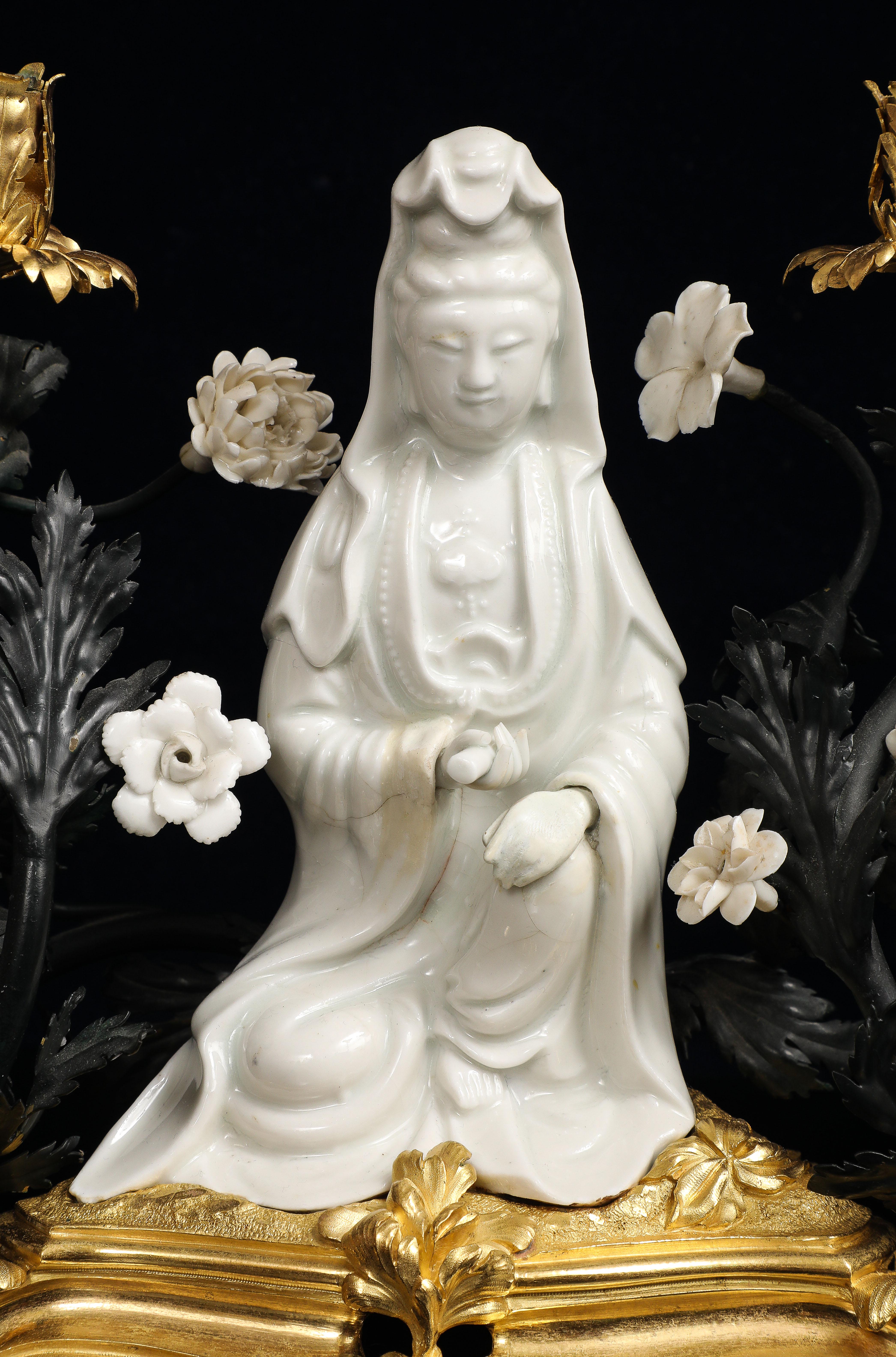 Coppia di candelabri cinesi blanc de chine Guanyin con montatura in ormù in vendita 3