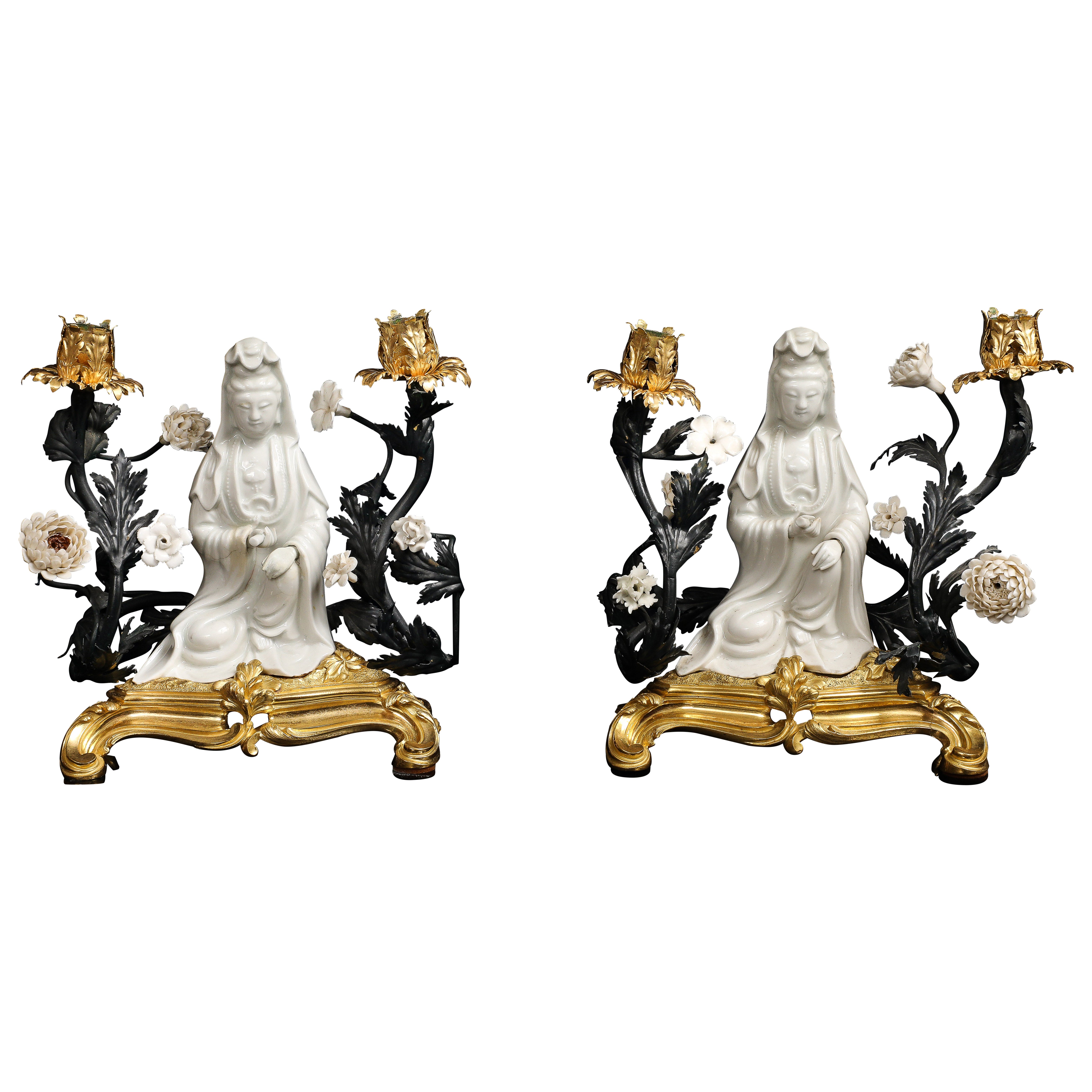 Coppia di candelabri cinesi blanc de chine Guanyin con montatura in ormù in vendita
