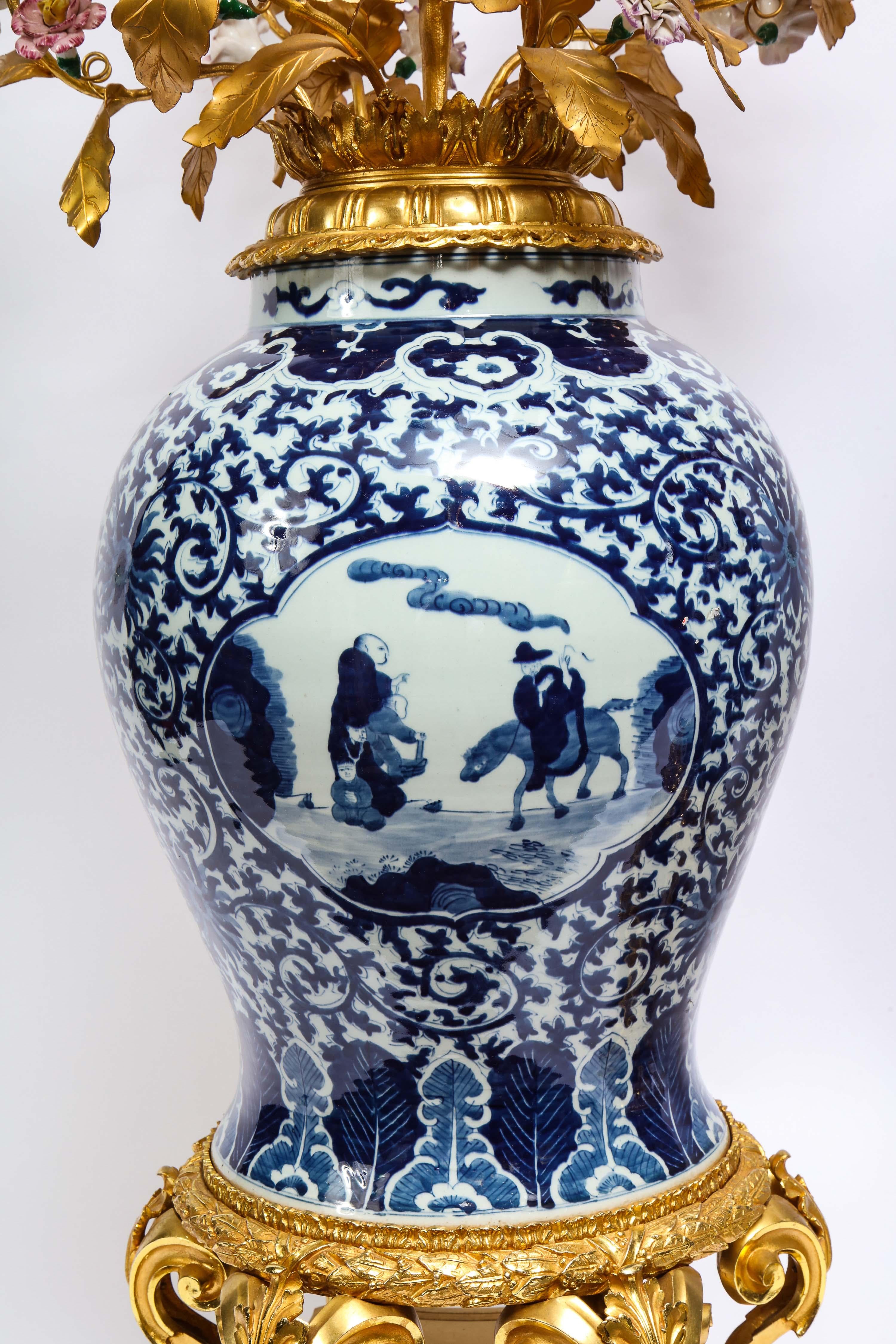 Doré Paire de candélabres à dix bras en porcelaine bleue et blanche de Chine montés en bronze doré en vente