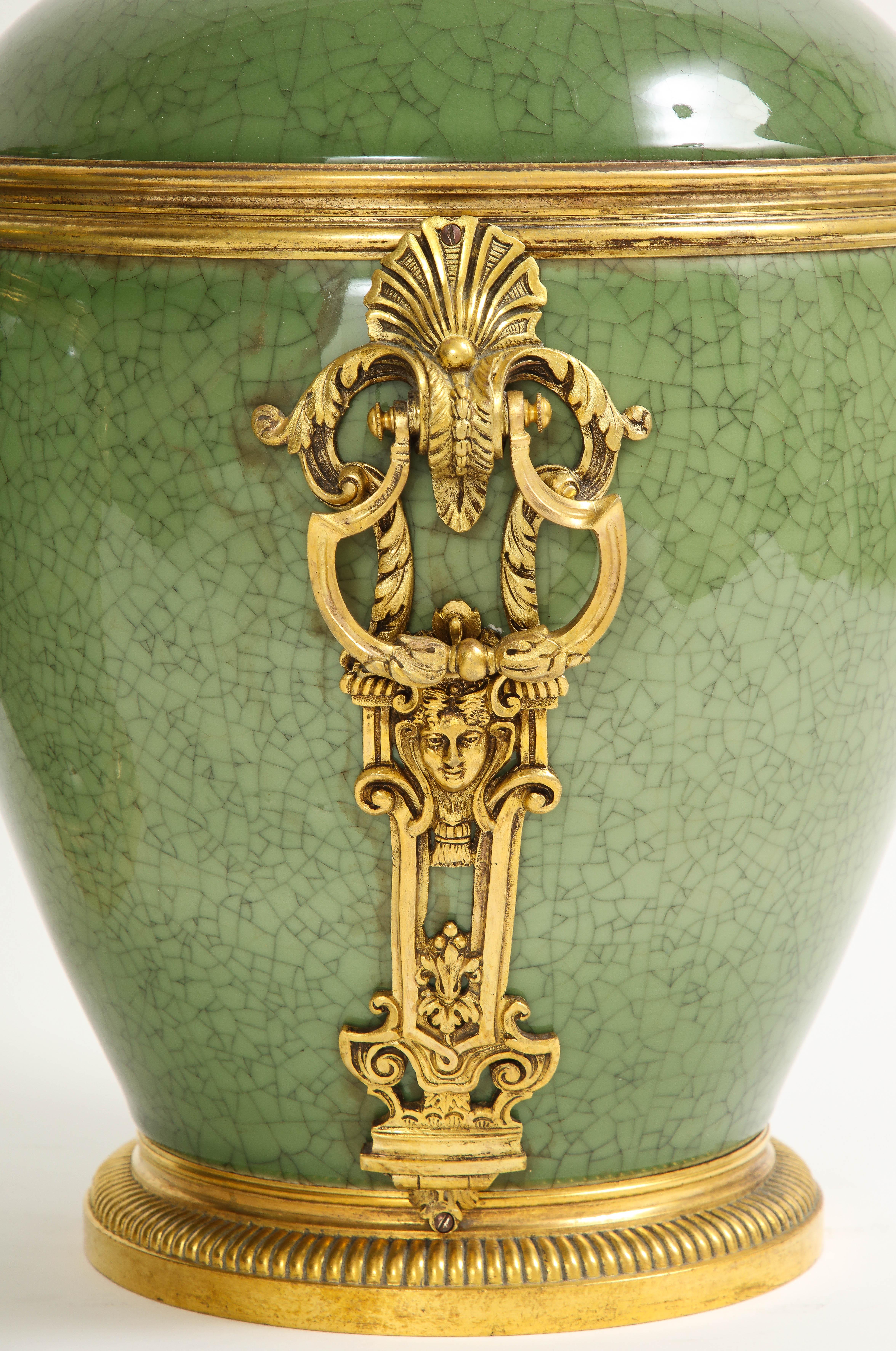 Paar französische, in Goldbronze gefasste, chinesische Celadon-Vasen mit Craquelé-Porzellanbezug aus Celadon im Angebot 2