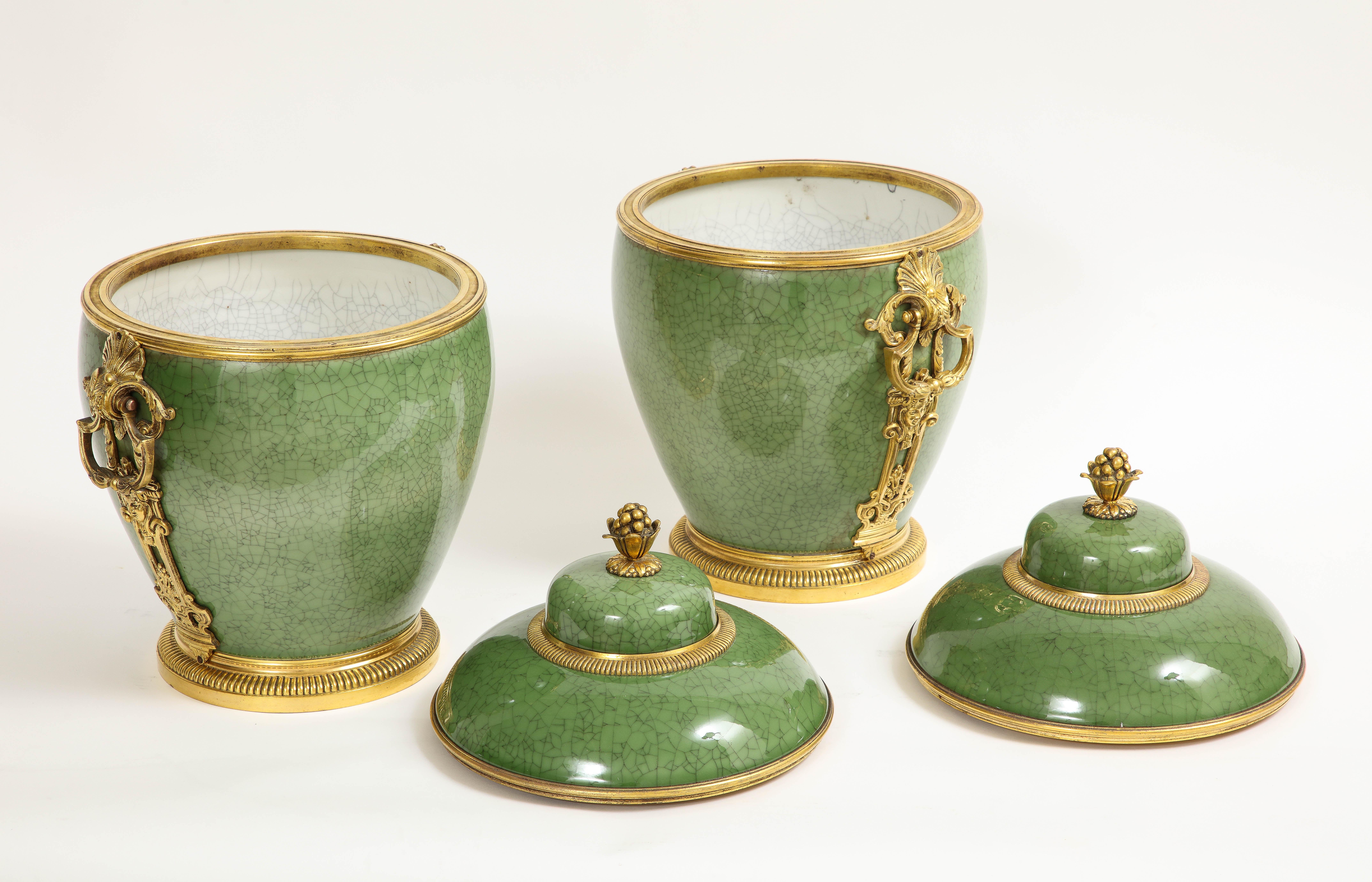Paar französische, in Goldbronze gefasste, chinesische Celadon-Vasen mit Craquelé-Porzellanbezug aus Celadon im Angebot 3