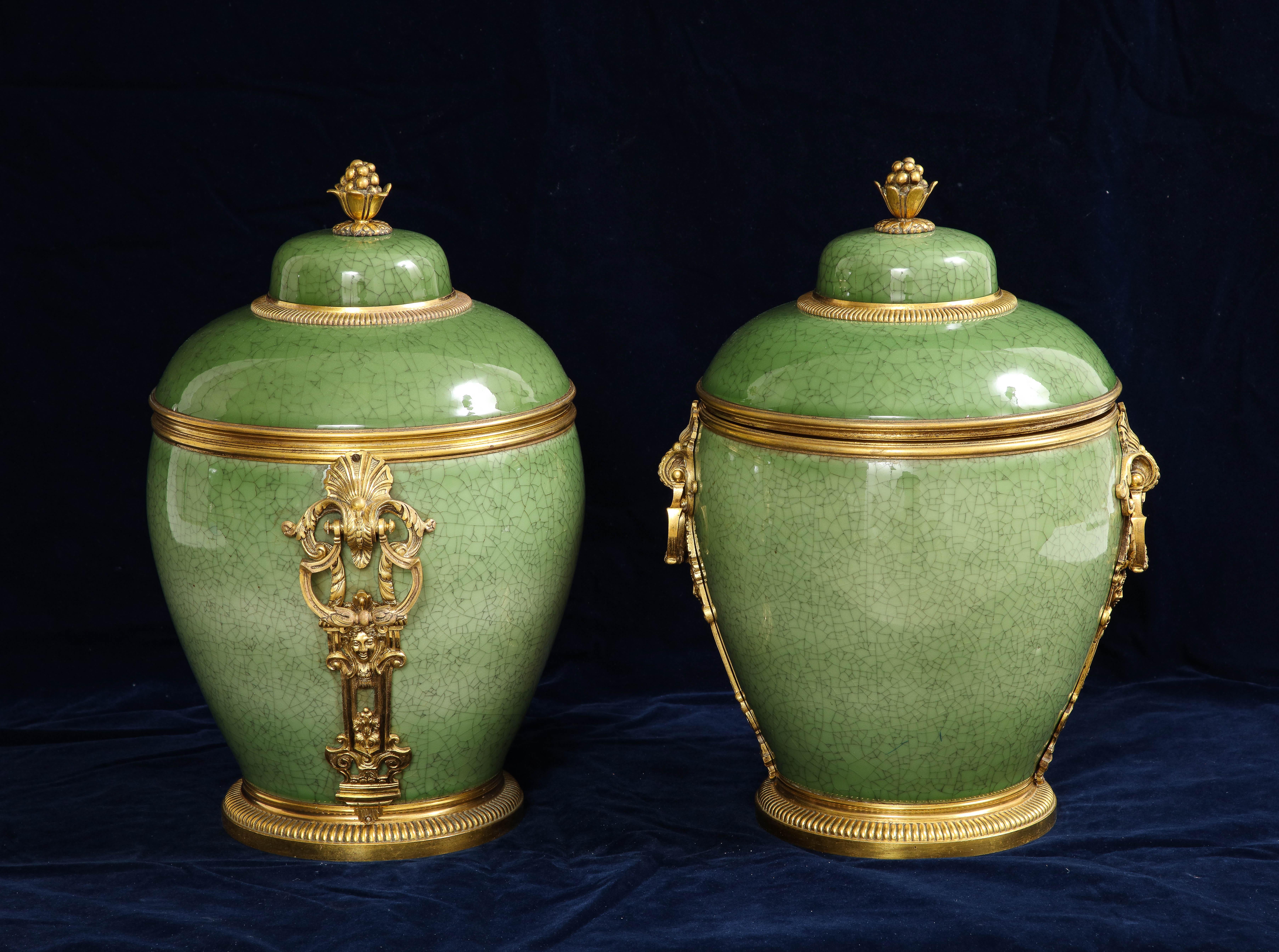 Paar französische, in Goldbronze gefasste, chinesische Celadon-Vasen mit Craquelé-Porzellanbezug aus Celadon (Louis XIV.) im Angebot