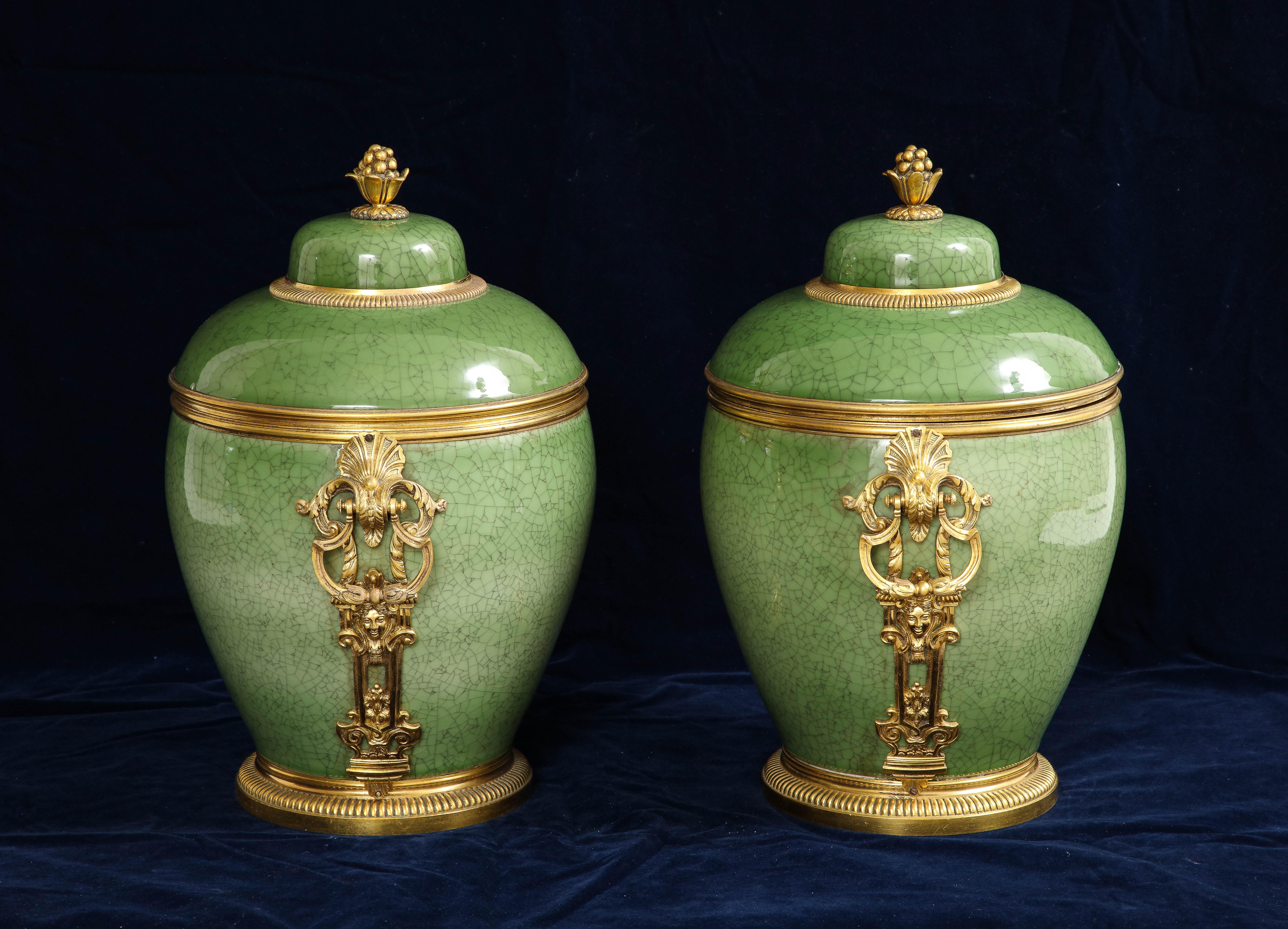 Paar französische, in Goldbronze gefasste, chinesische Celadon-Vasen mit Craquelé-Porzellanbezug aus Celadon (Französisch) im Angebot